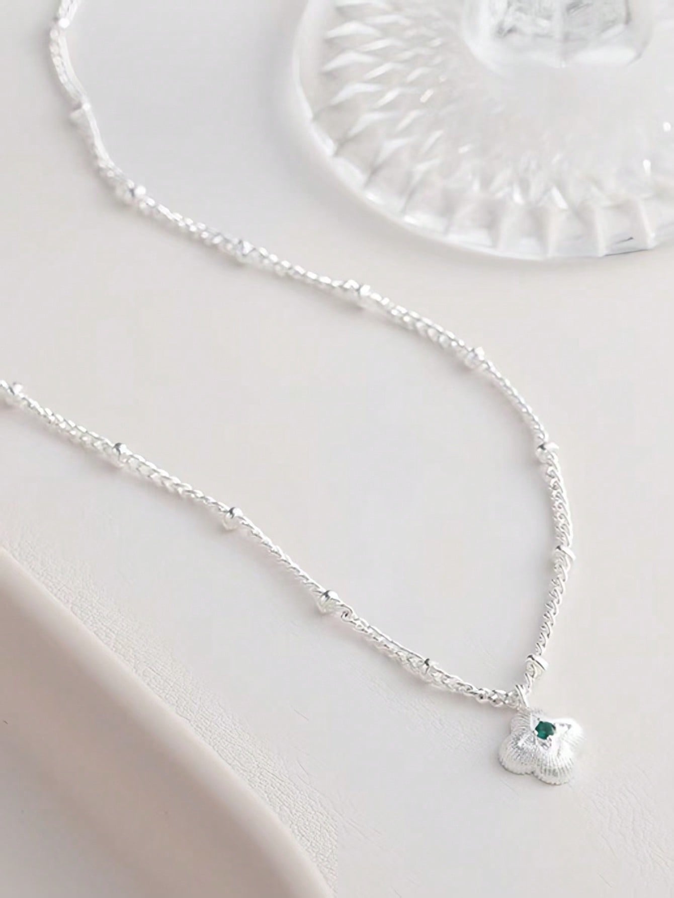 green zircon four-leaf clover necklace, versatile and fashionable, suitable for daily wear or as a gift, sexy style, Japanese and Korean style.