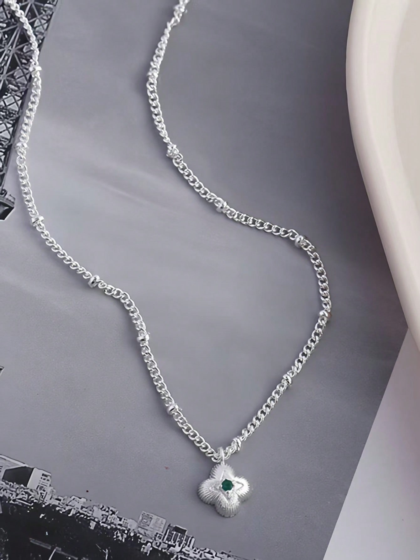 green zircon four-leaf clover necklace, versatile and fashionable, suitable for daily wear or as a gift, sexy style, Japanese and Korean style.