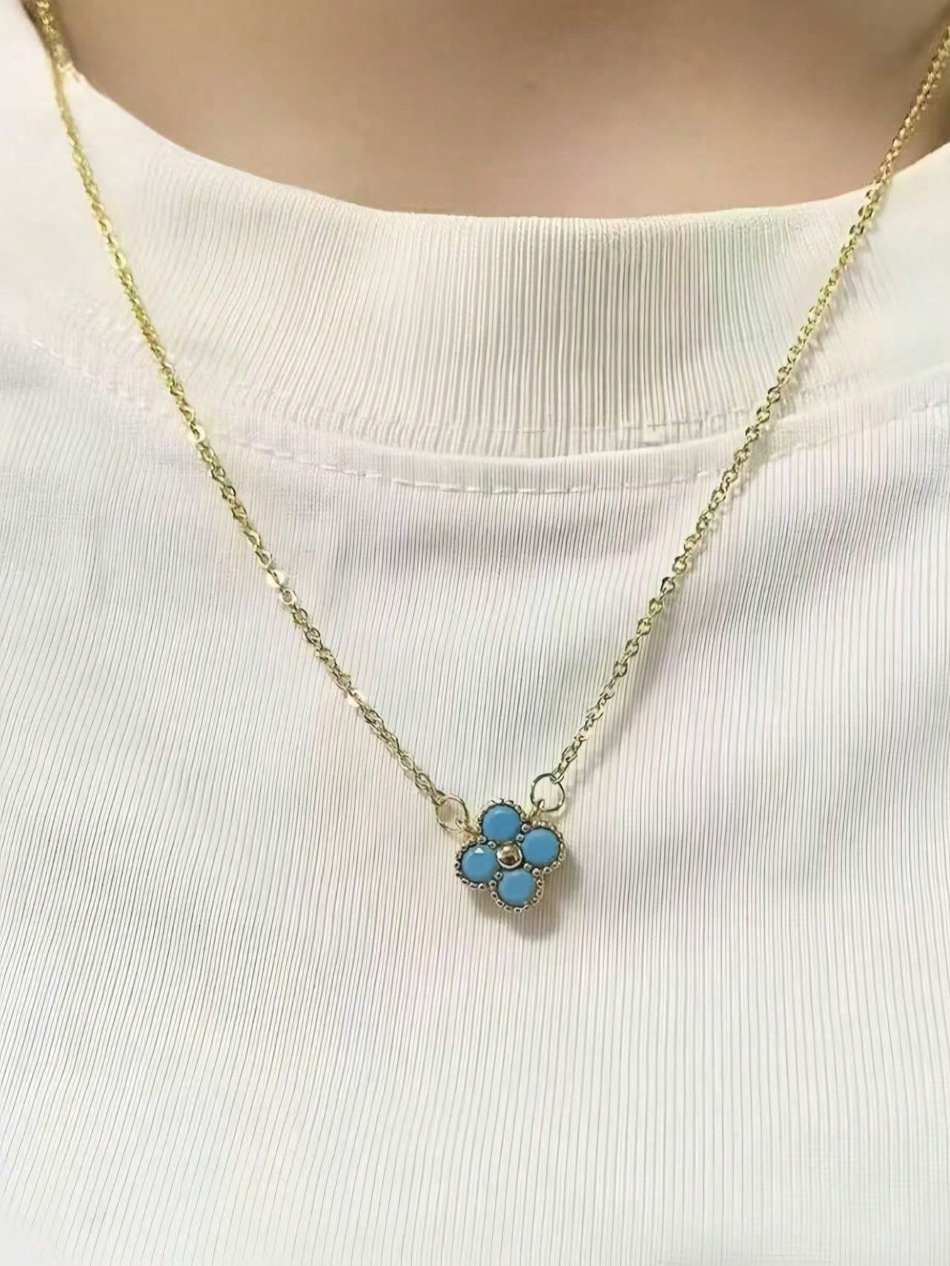 Simple style flower-embedded diamond and turquoise pendant necklace