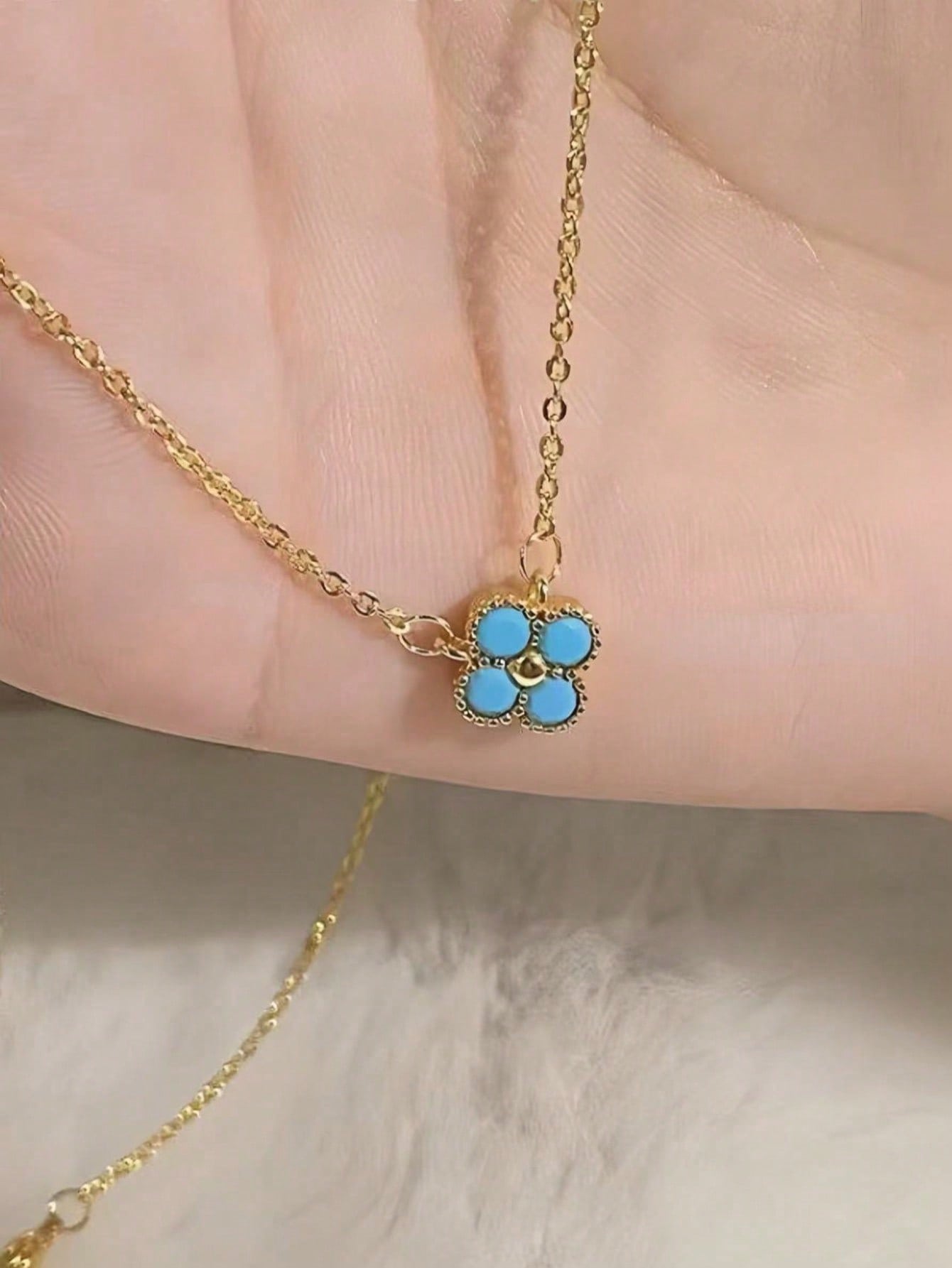 Simple style flower-embedded diamond and turquoise pendant necklace