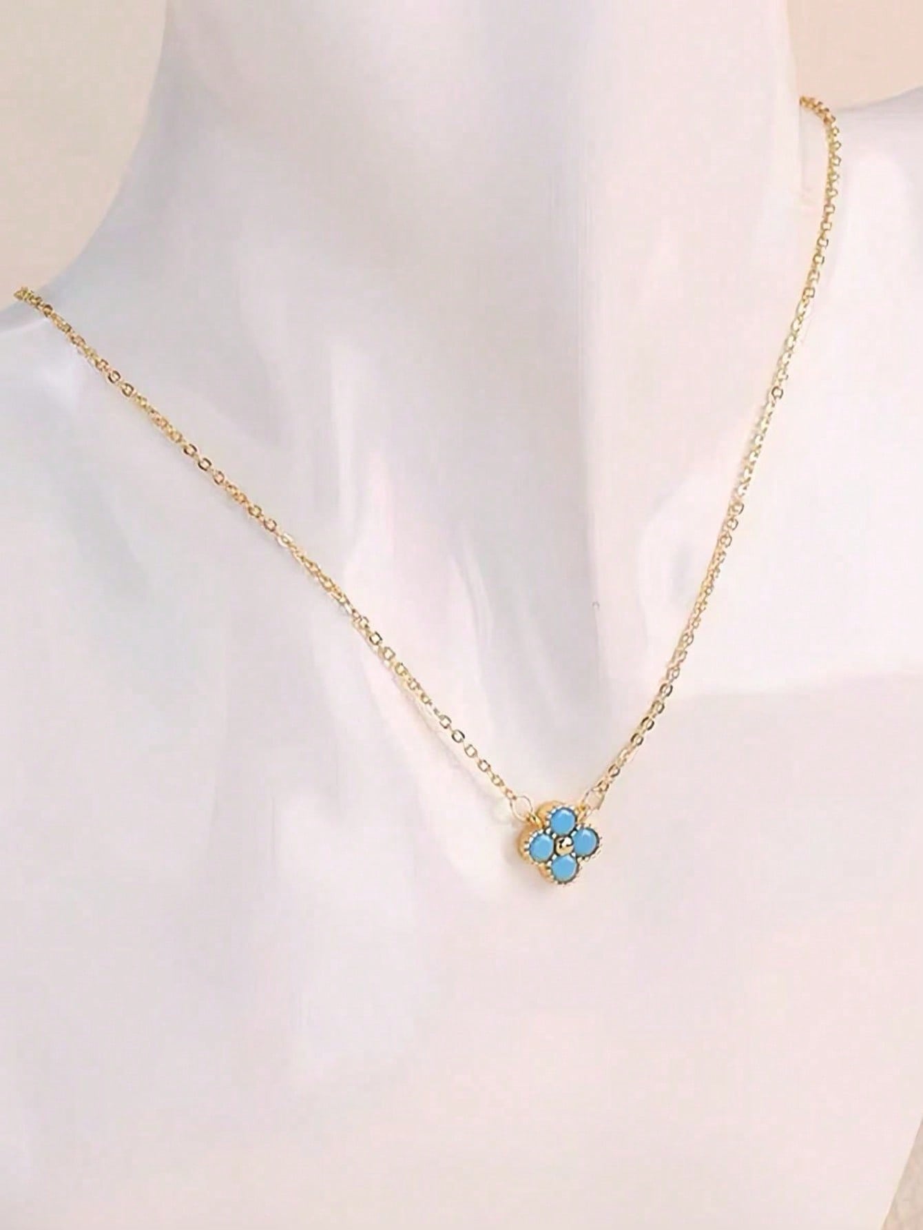 Simple style flower-embedded diamond and turquoise pendant necklace