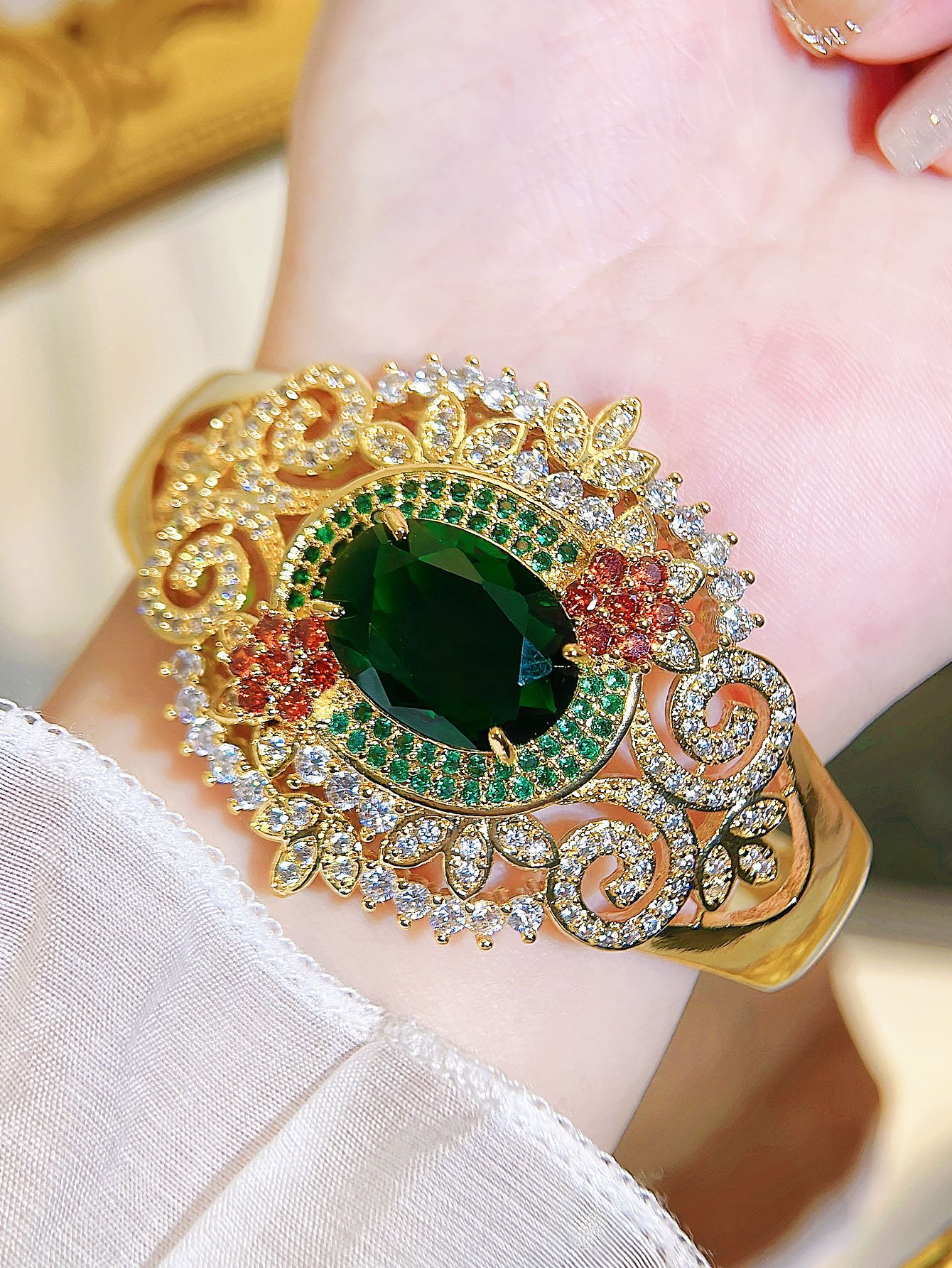 20K Gold Dubai Jewelry Shiny Zirconia Top Quality Emerald Green Hollow Wide Shield Open Cuff Bangle for Women