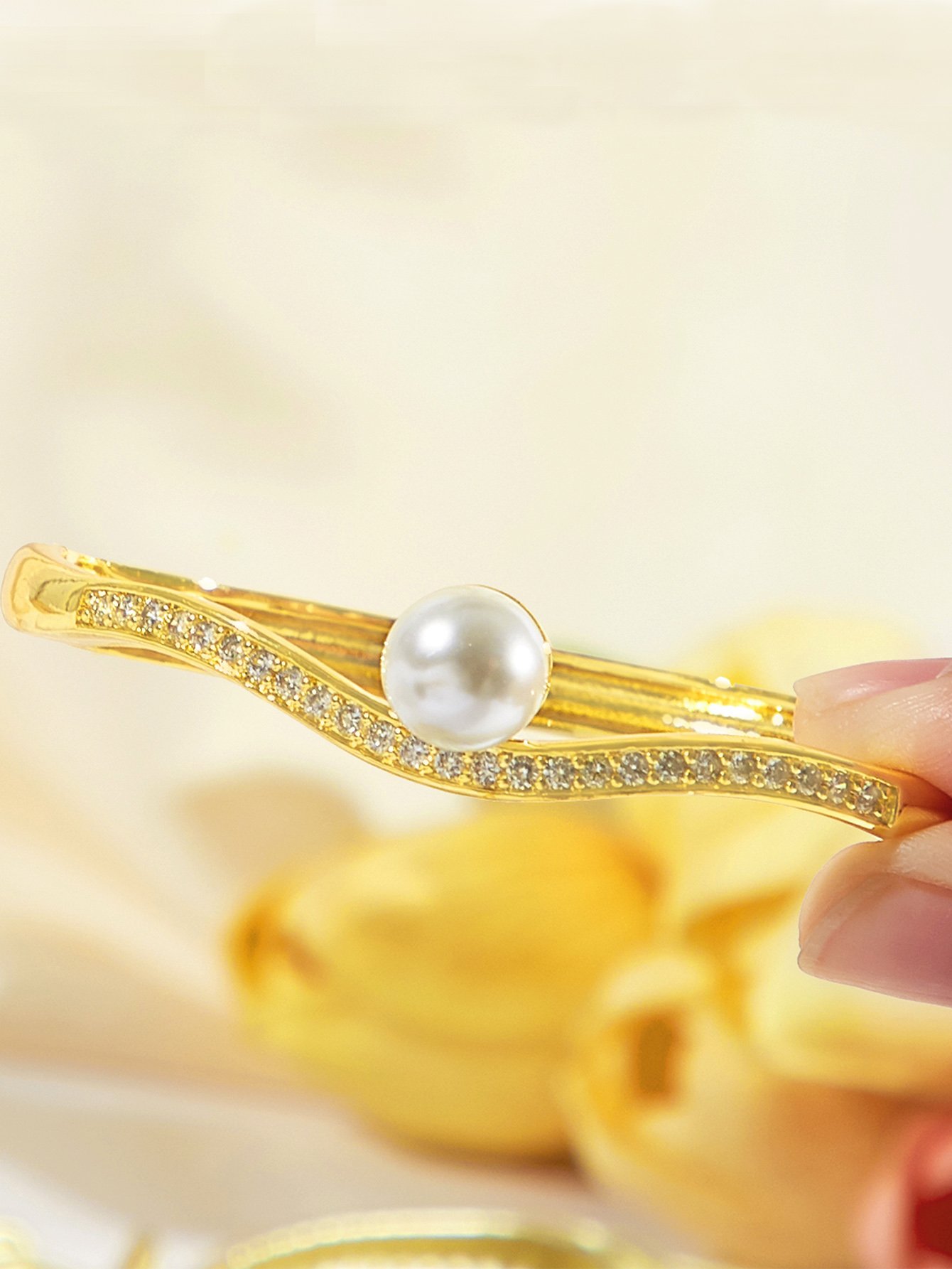 High Quality Ladies 20k Gold Plated Thin Bangle Sparkling AAA Cubic Zirconia Pearl Bracelet for Daily Party