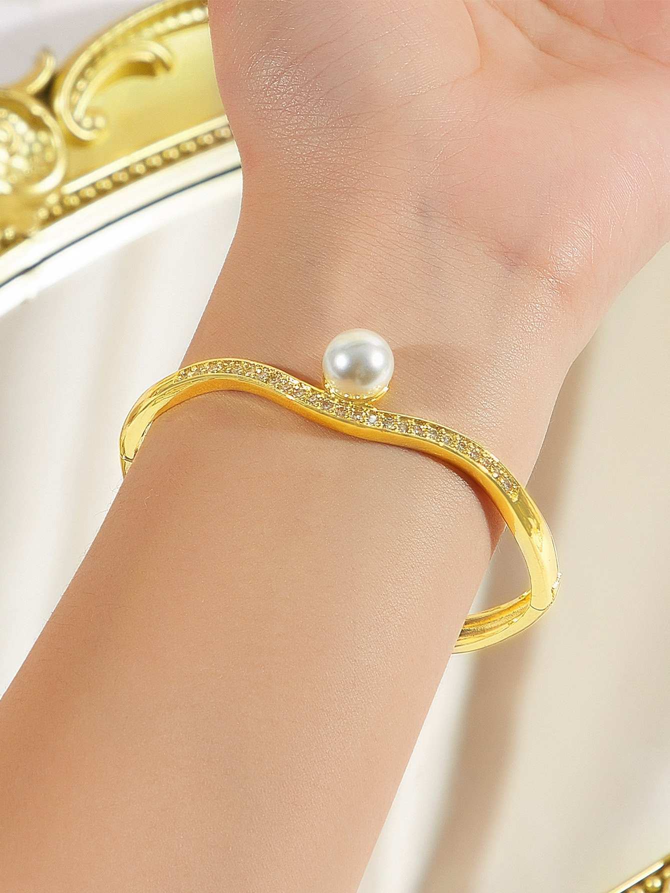High Quality Ladies 20k Gold Plated Thin Bangle Sparkling AAA Cubic Zirconia Pearl Bracelet for Daily Party