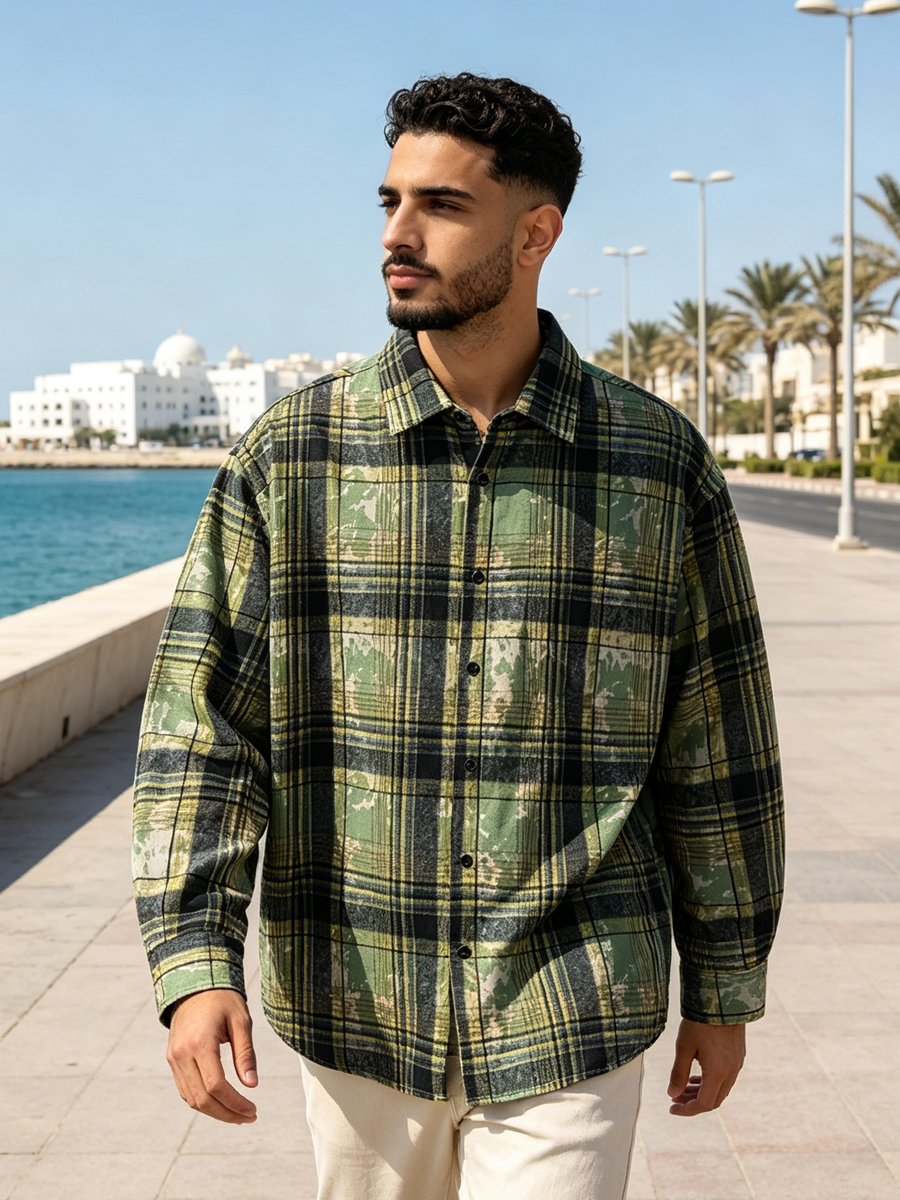 قميص واسع وكاروهات أخضر