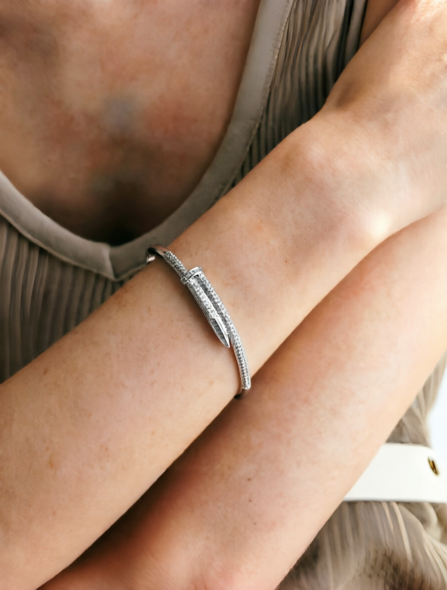Silver nail-shaped cubic zirconia womens rust-proof bracelet, suitable for wear at parties and events