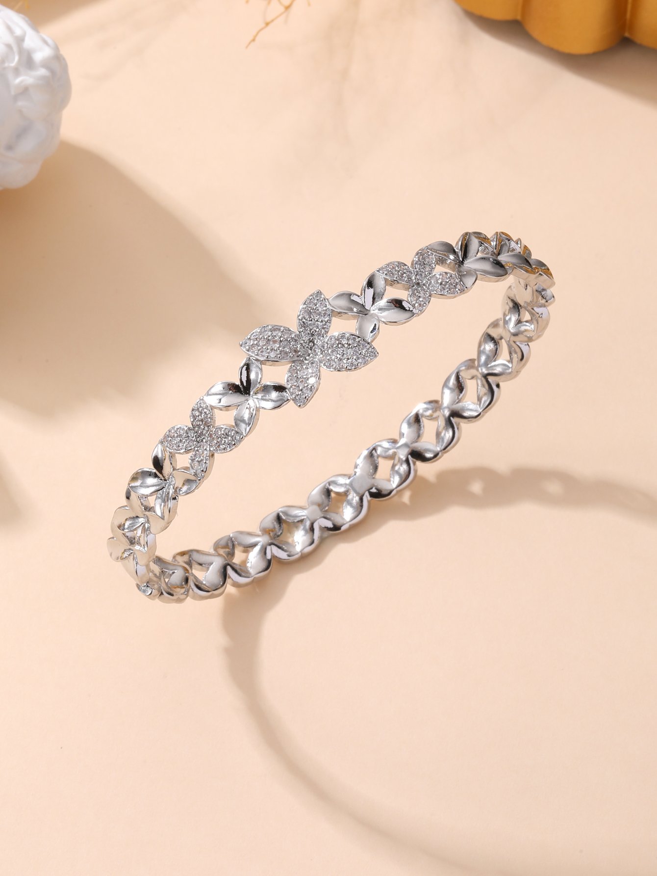 1 silver-plated rust-proof bracelet in leaf shape, cubic zirconia womens bracelet, suitable for wear at parties