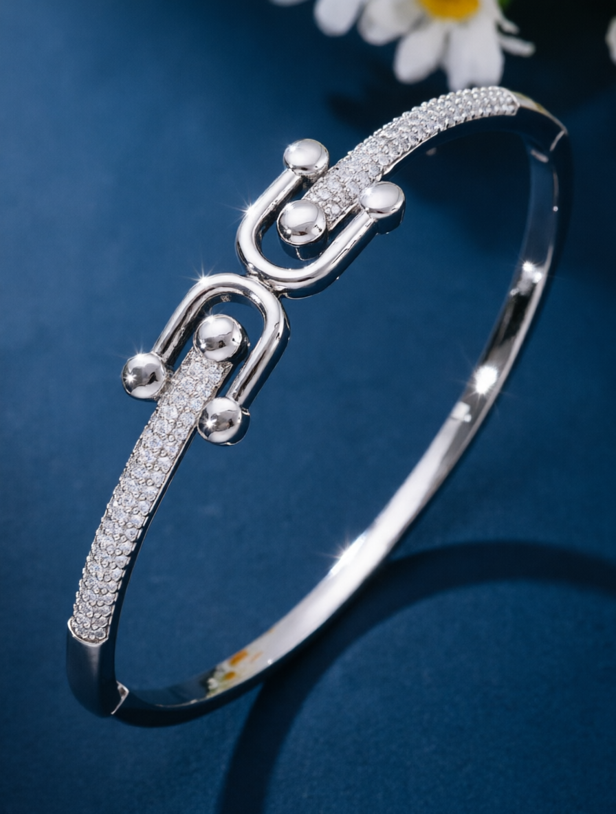 A silver-plated rust-proof bracelet in the shape of a horseshoe, made of cubic zirconia, suitable for ladies to wear to parties and events