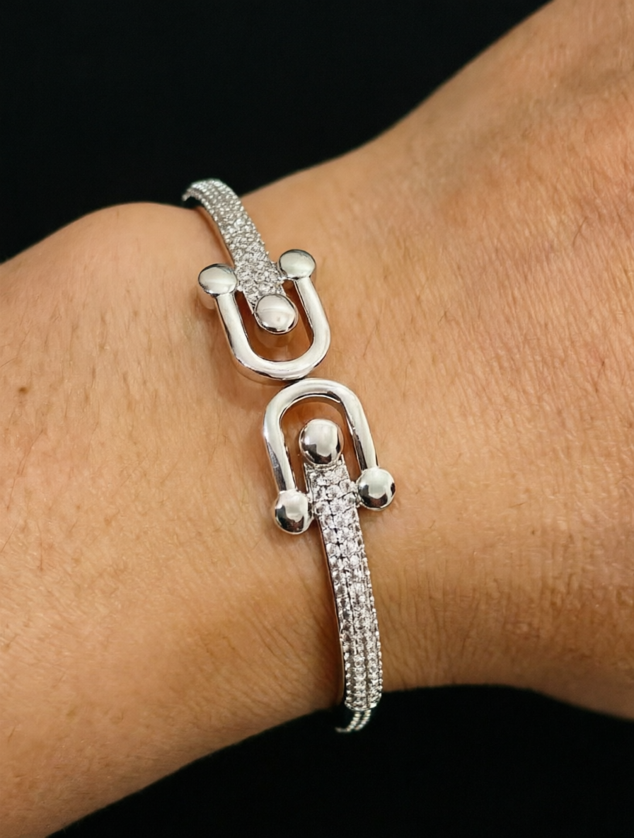 A silver-plated rust-proof bracelet in the shape of a horseshoe, made of cubic zirconia, suitable for ladies to wear to parties and events