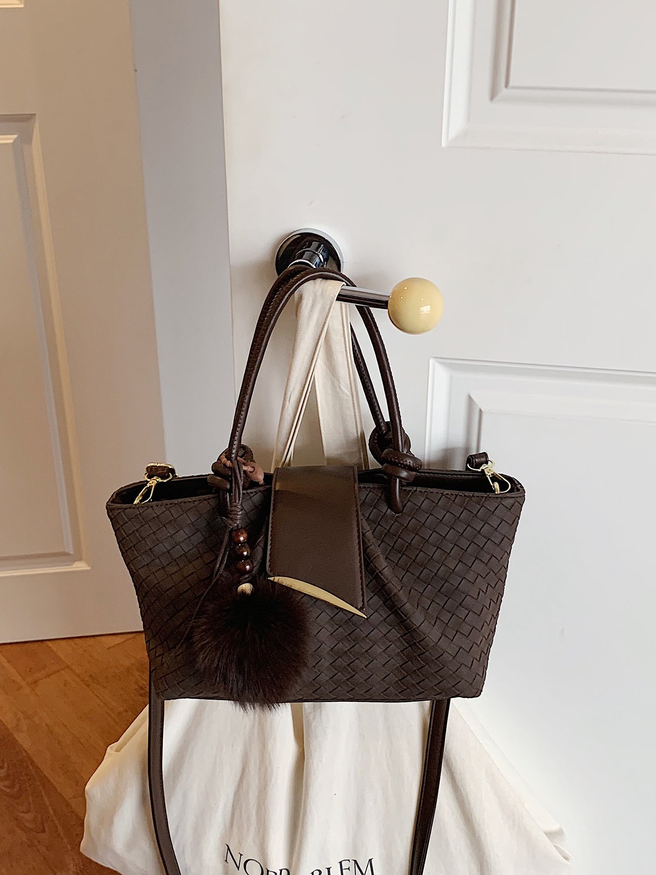 Large capacity handbag tote bag with a keychain