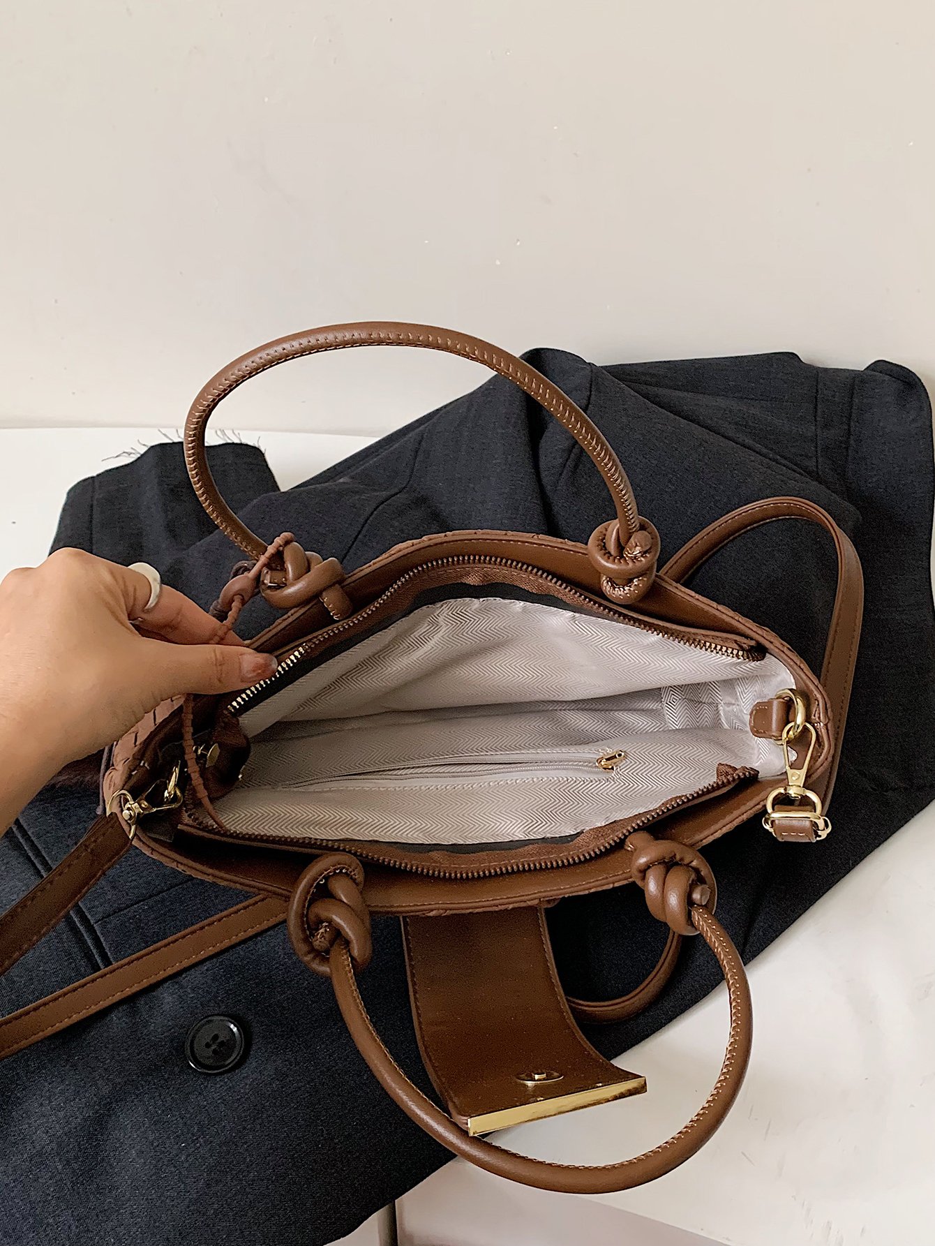 Large capacity handbag tote bag with a keychain
