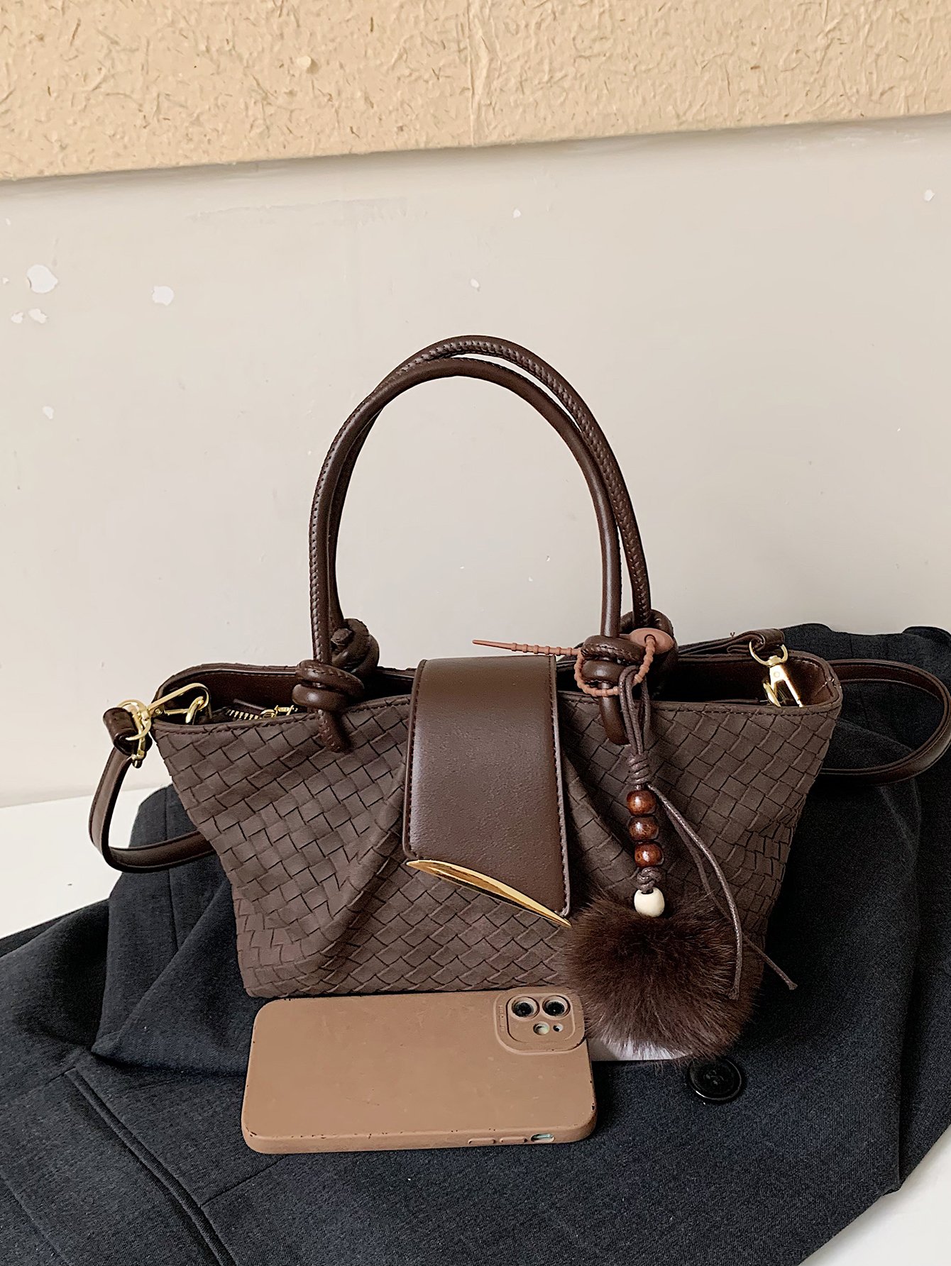 Large capacity handbag tote bag with a keychain