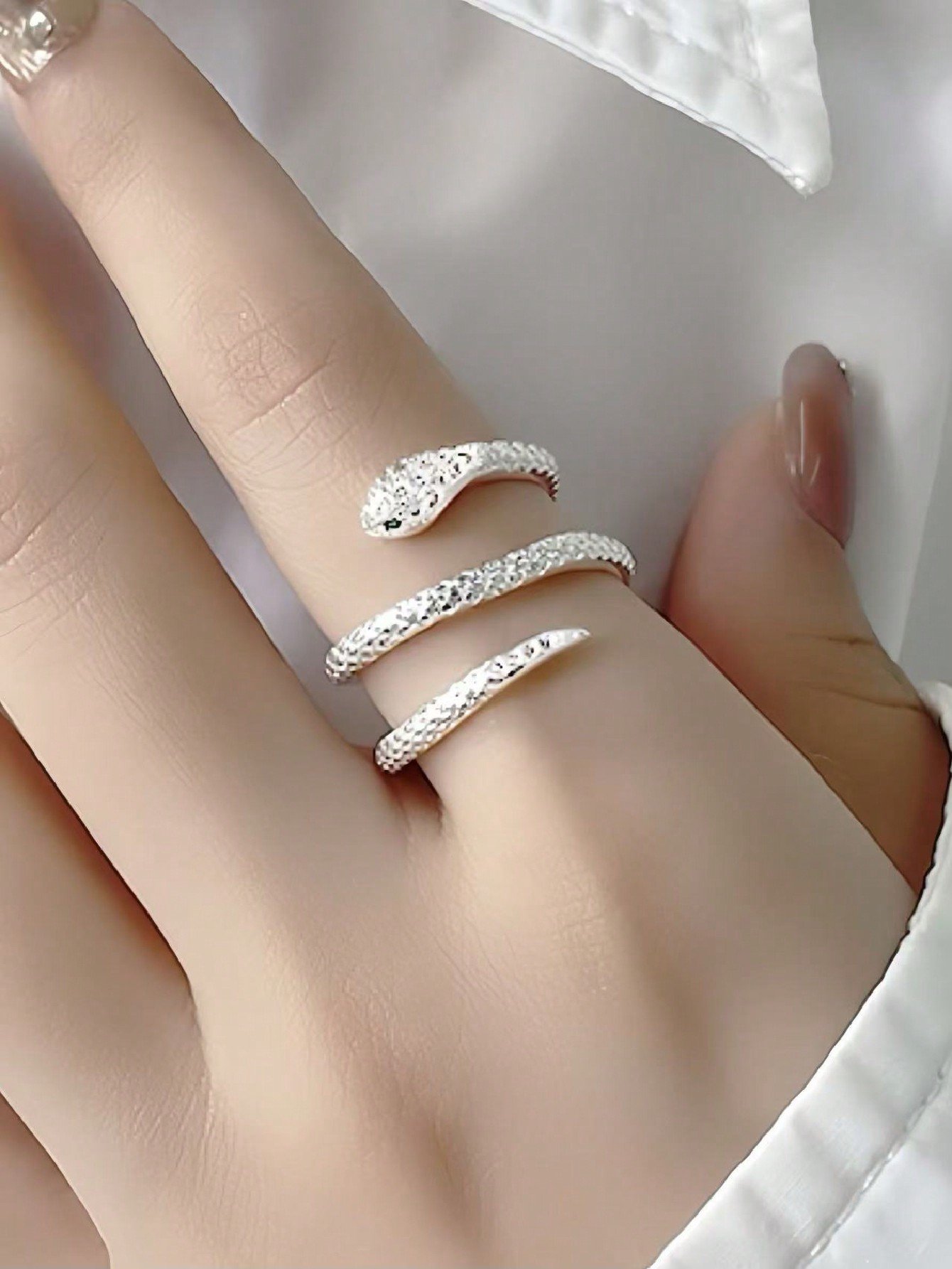 Shining diamond green eye double snake ring, specially designed for women, cool and sexy, light and luxurious, intertwined lines and textures, small snake-shaped ring, adjustable opening size