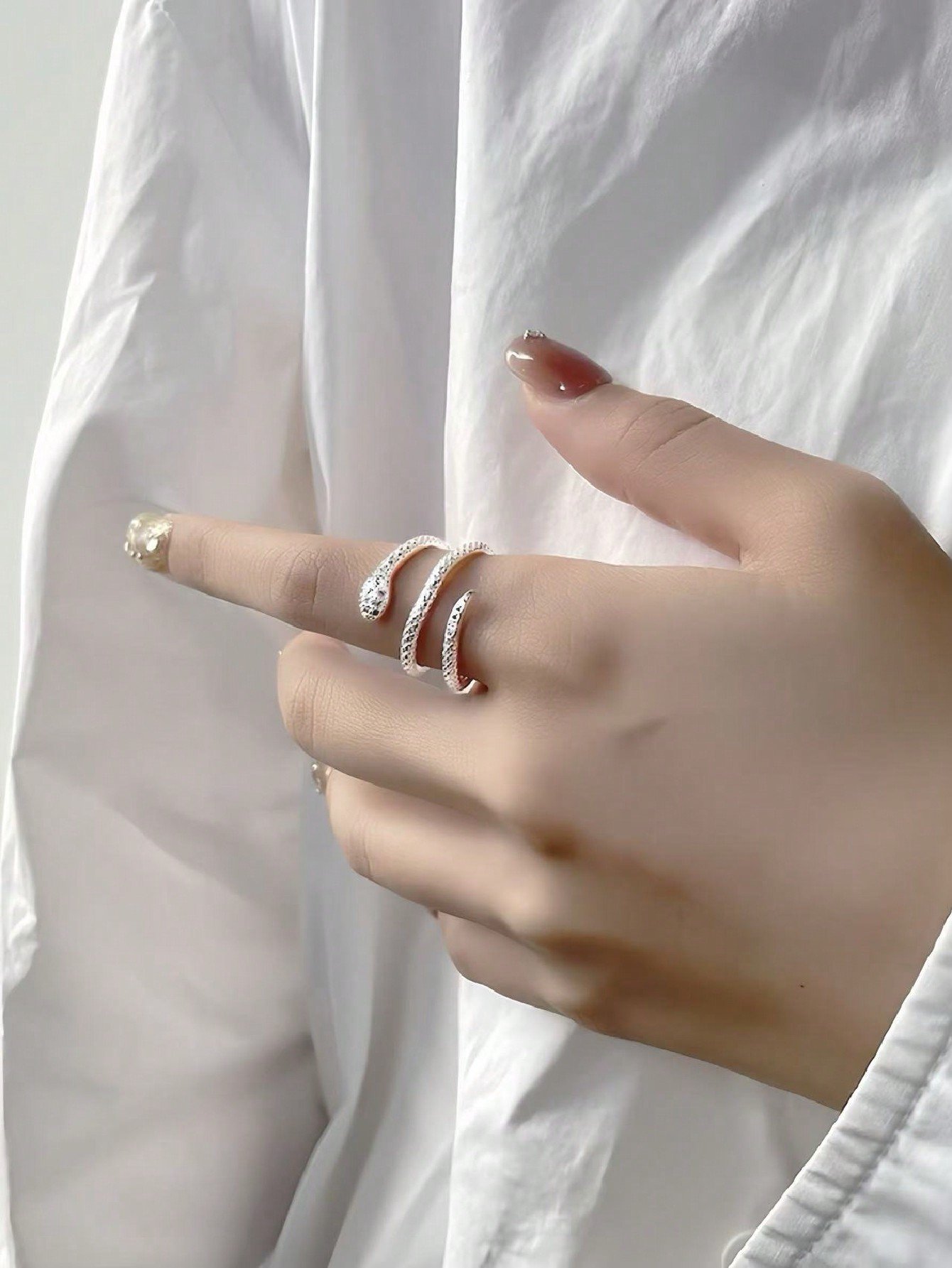 Shining diamond green eye double snake ring, specially designed for women, cool and sexy, light and luxurious, intertwined lines and textures, small snake-shaped ring, adjustable opening size