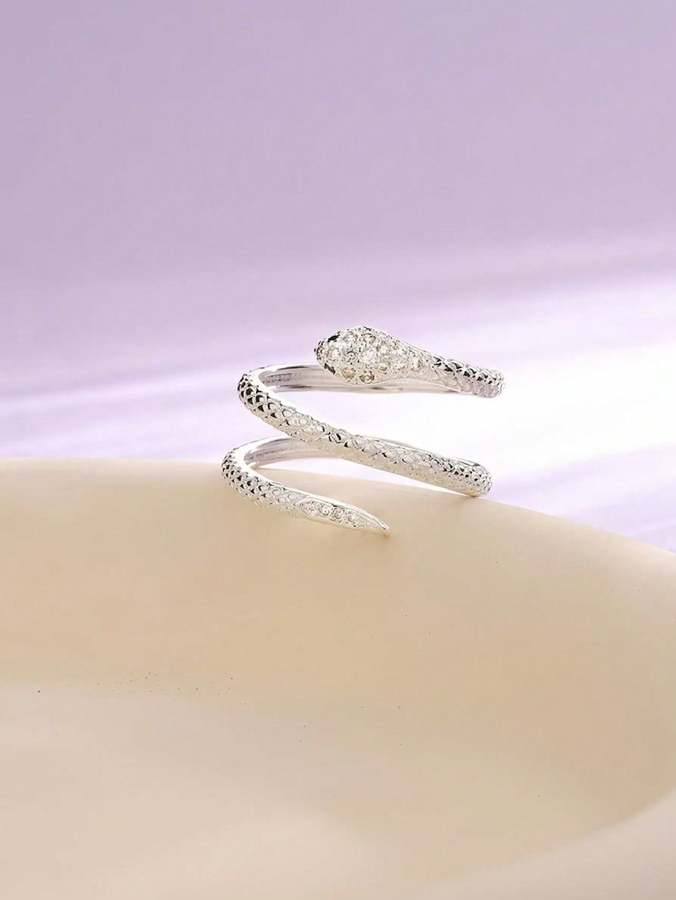 Shining diamond green eye double snake ring, specially designed for women, cool and sexy, light and luxurious, intertwined lines and textures, small snake-shaped ring, adjustable opening size