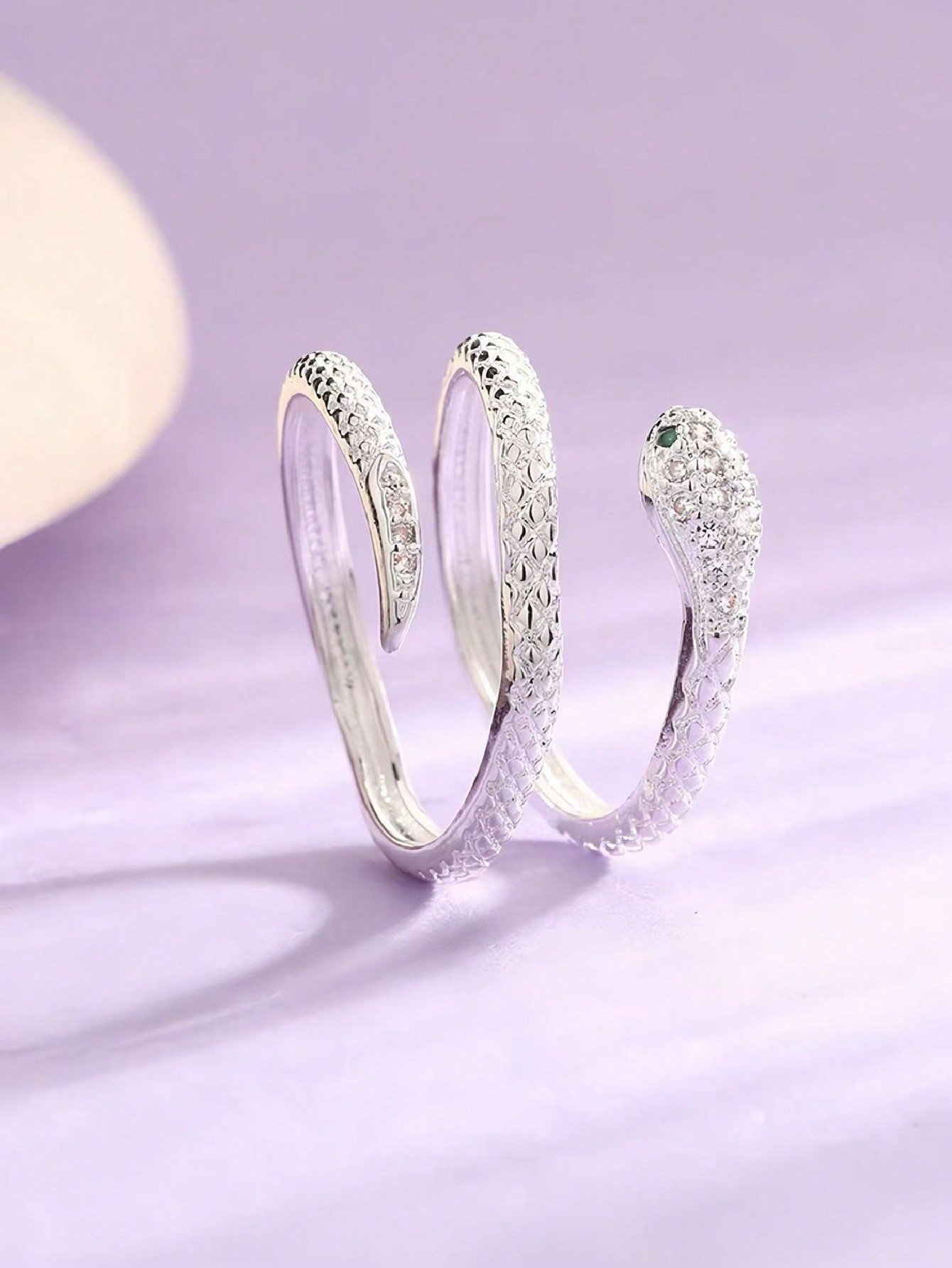 Shining diamond green eye double snake ring, specially designed for women, cool and sexy, light and luxurious, intertwined lines and textures, small snake-shaped ring, adjustable opening size