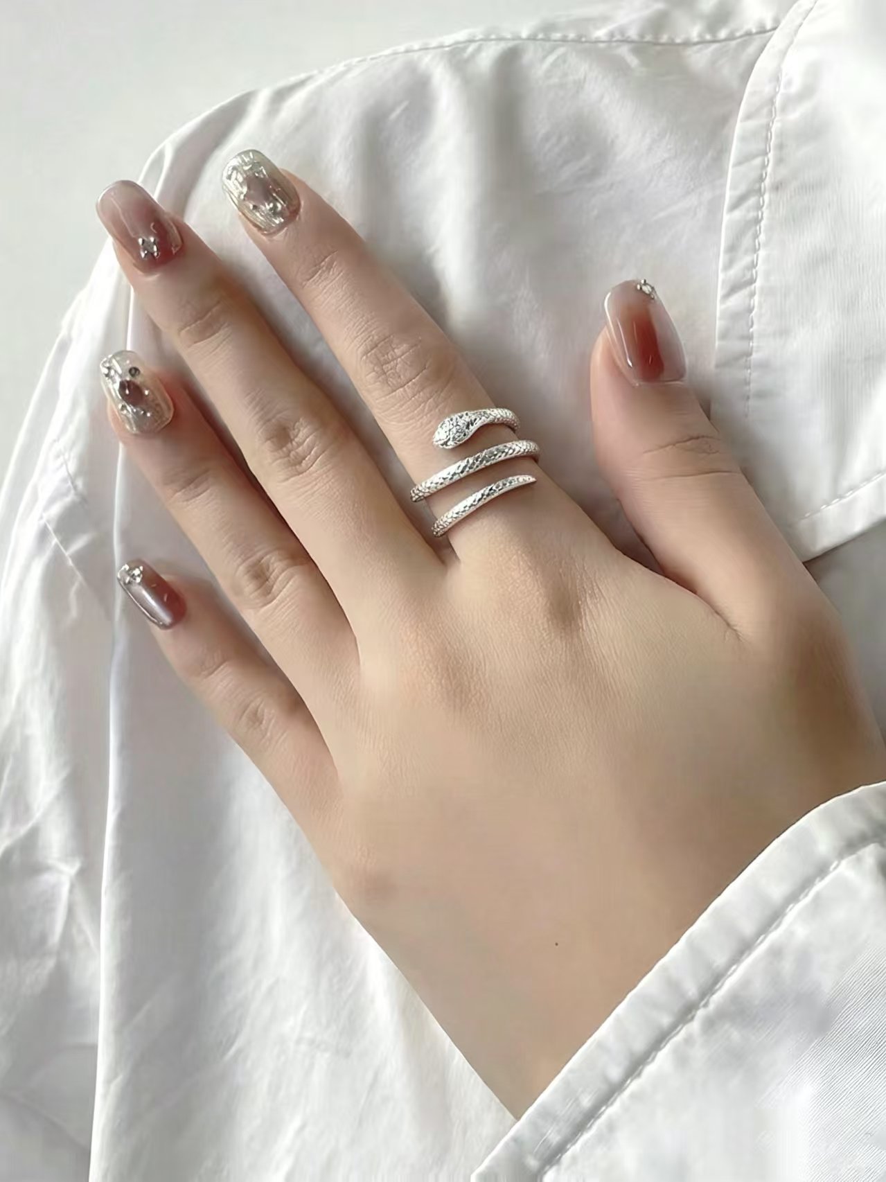 Shining diamond green eye double snake ring, specially designed for women, cool and sexy, light and luxurious, intertwined lines and textures, small snake-shaped ring, adjustable opening size