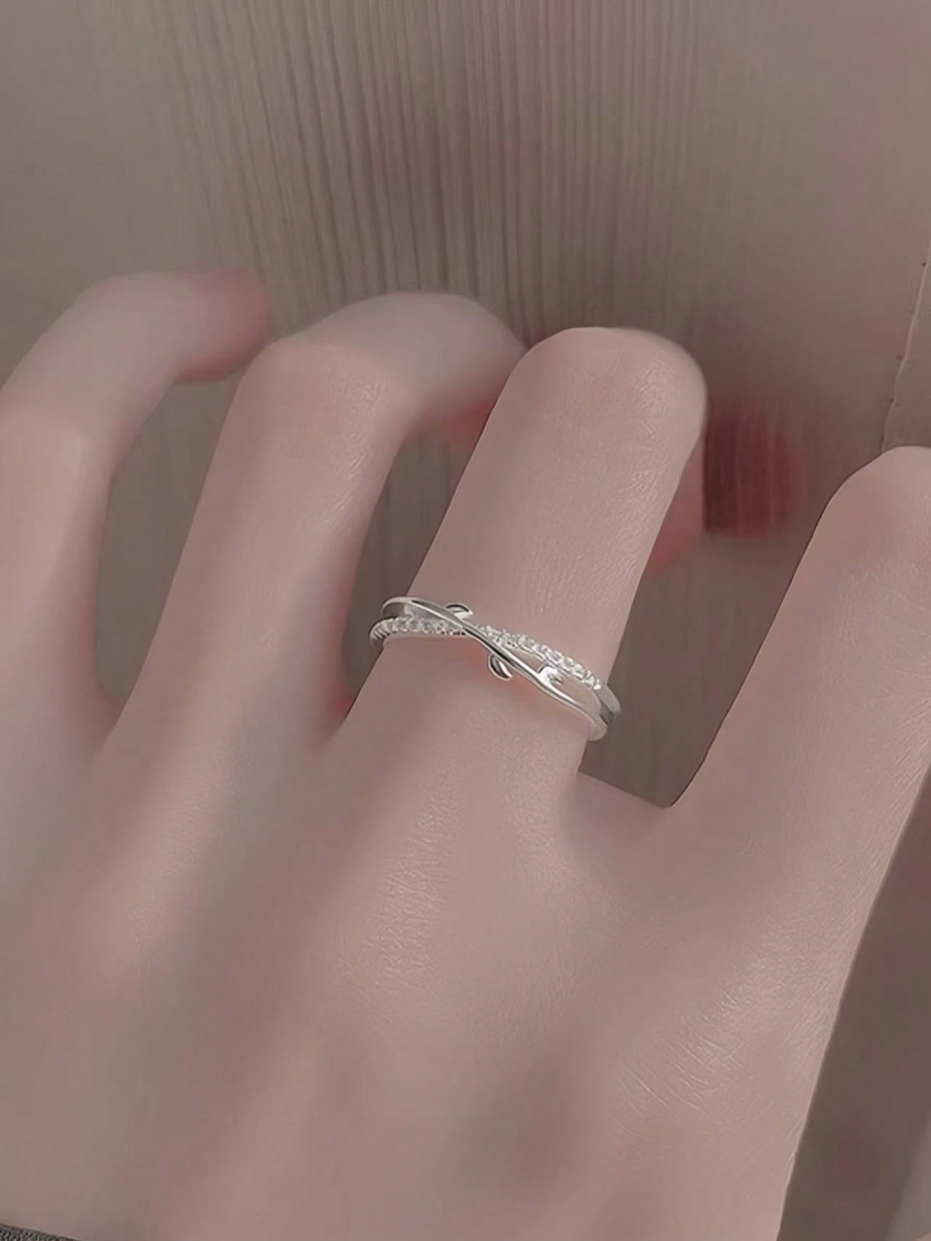 Simple cross-leaf ring, set with diamond branches, a womans daily wear accessory.