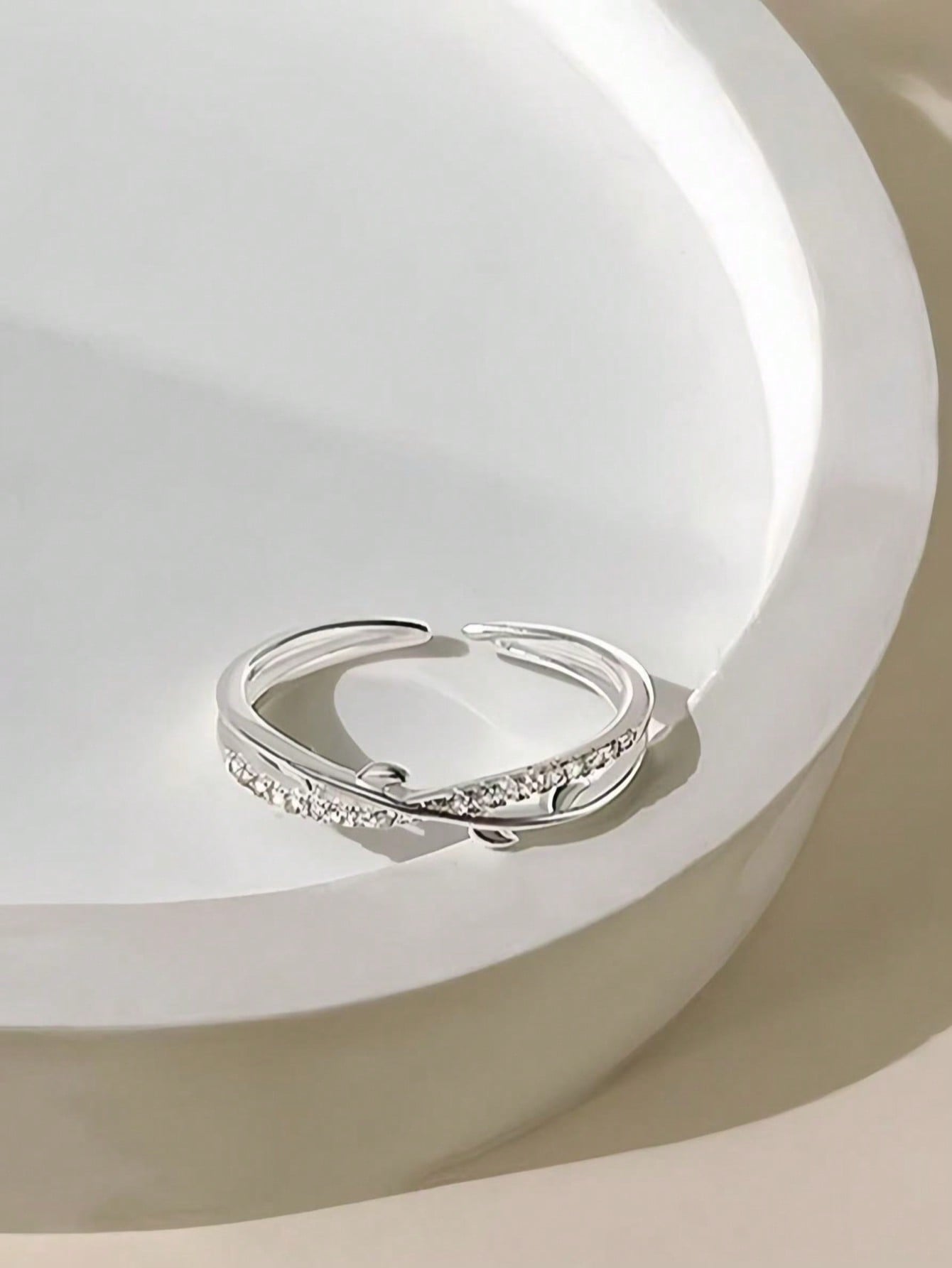 Simple cross-leaf ring, set with diamond branches, a womans daily wear accessory.