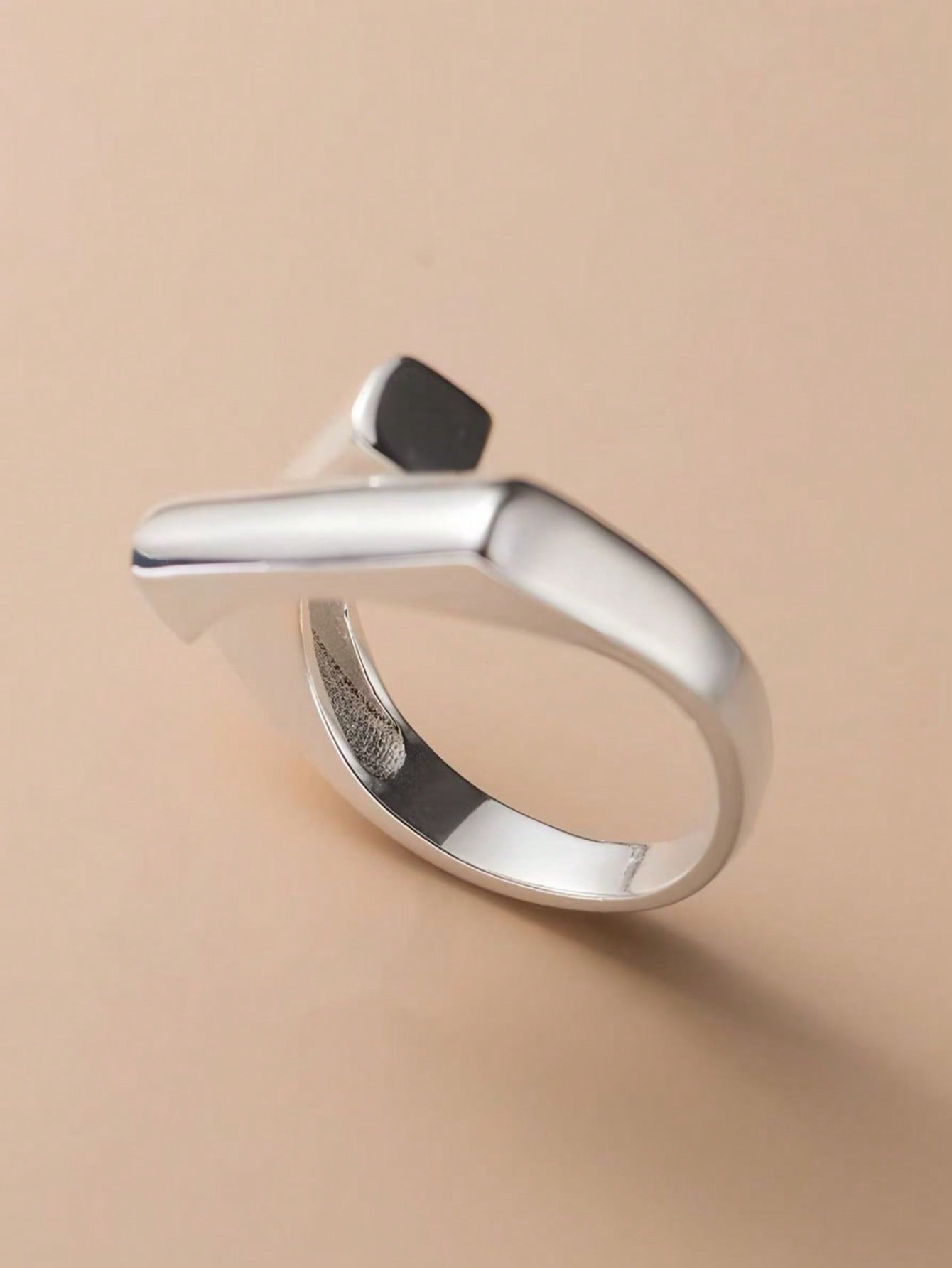 Stylish and simple geometric luster intertwined ring, open groove design, light and luxurious, exquisite and , suitable for daily wear.