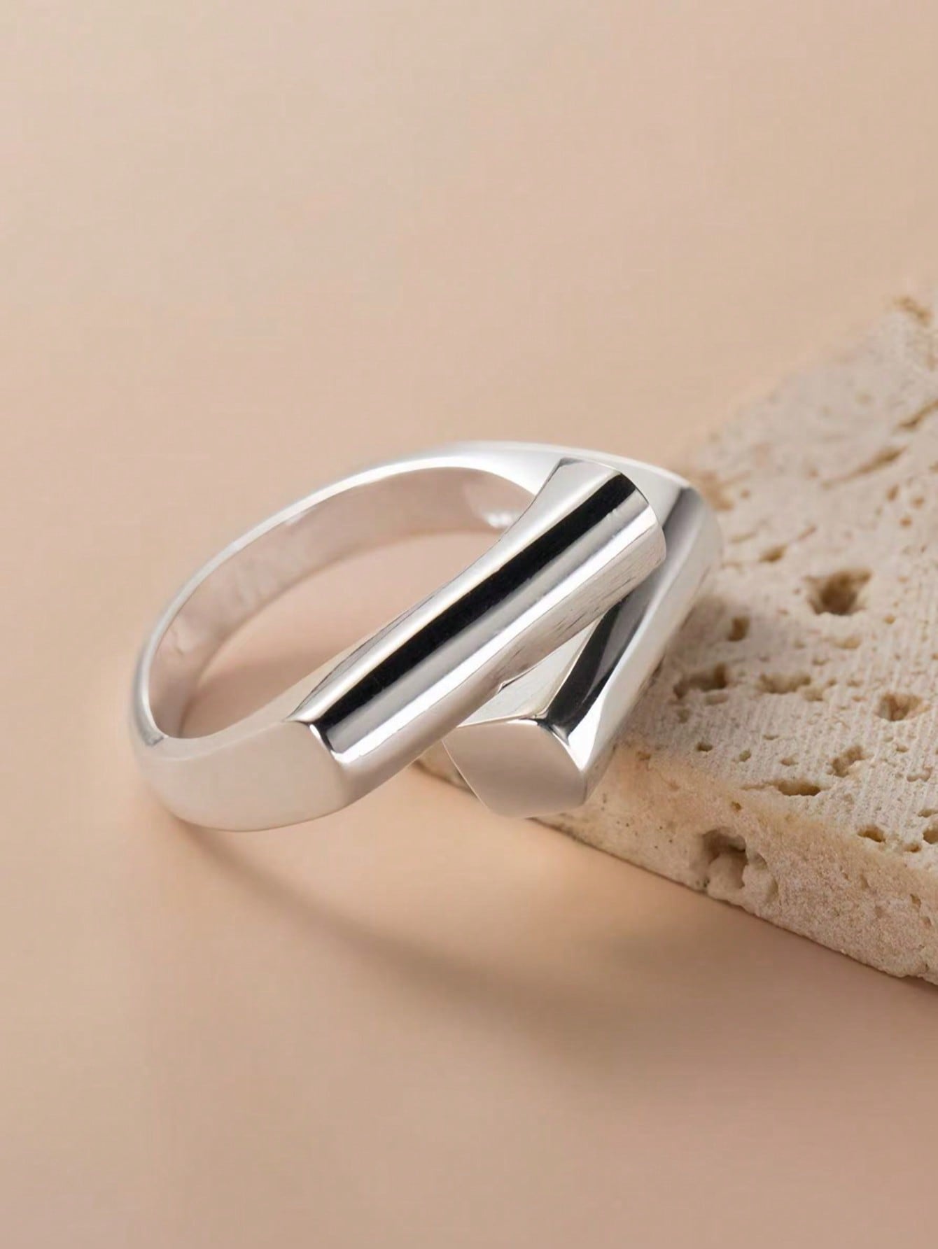 Stylish and simple geometric luster intertwined ring, open groove design, light and luxurious, exquisite and , suitable for daily wear.