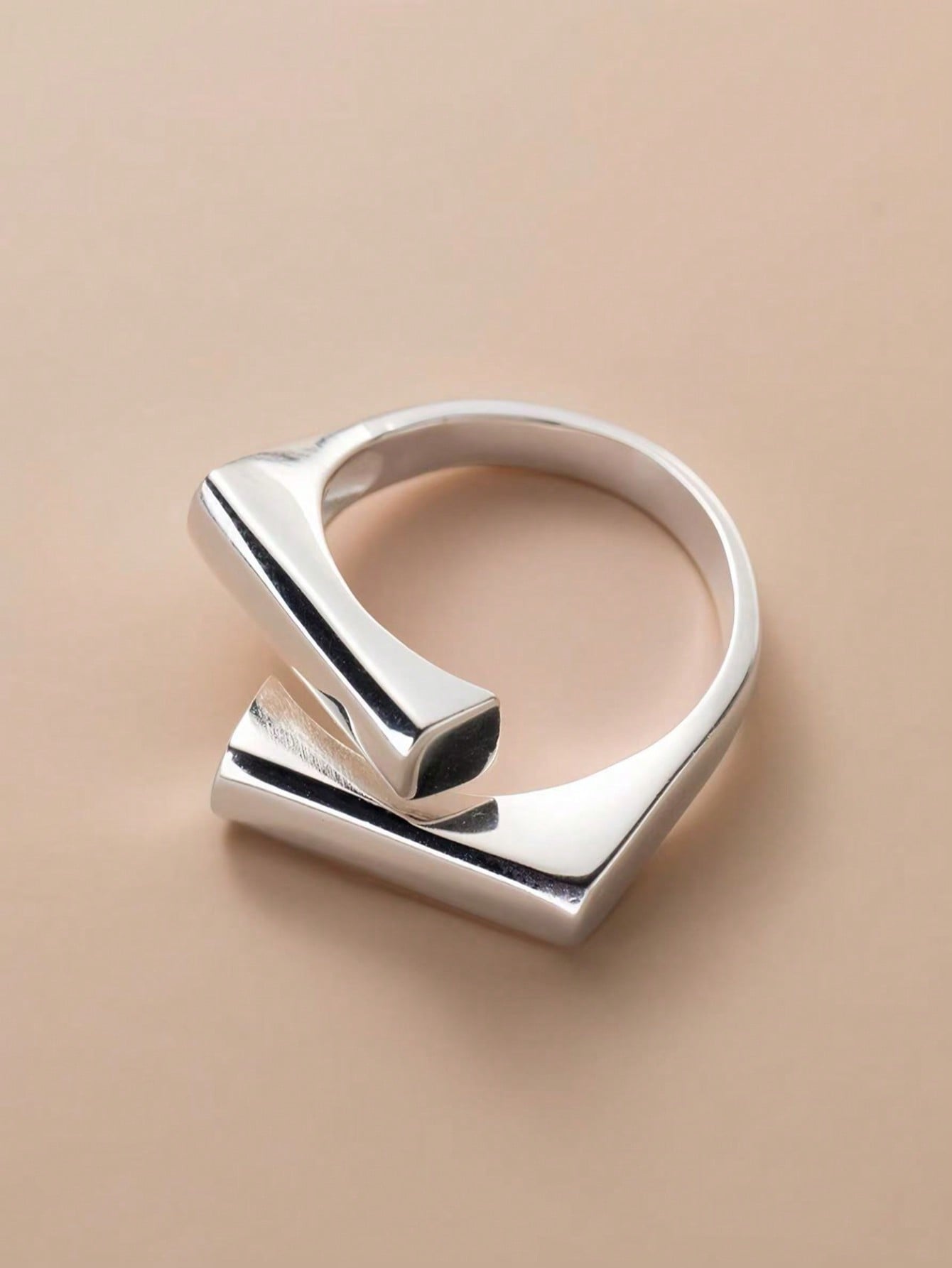 Stylish and simple geometric luster intertwined ring, open groove design, light and luxurious, exquisite and , suitable for daily wear.