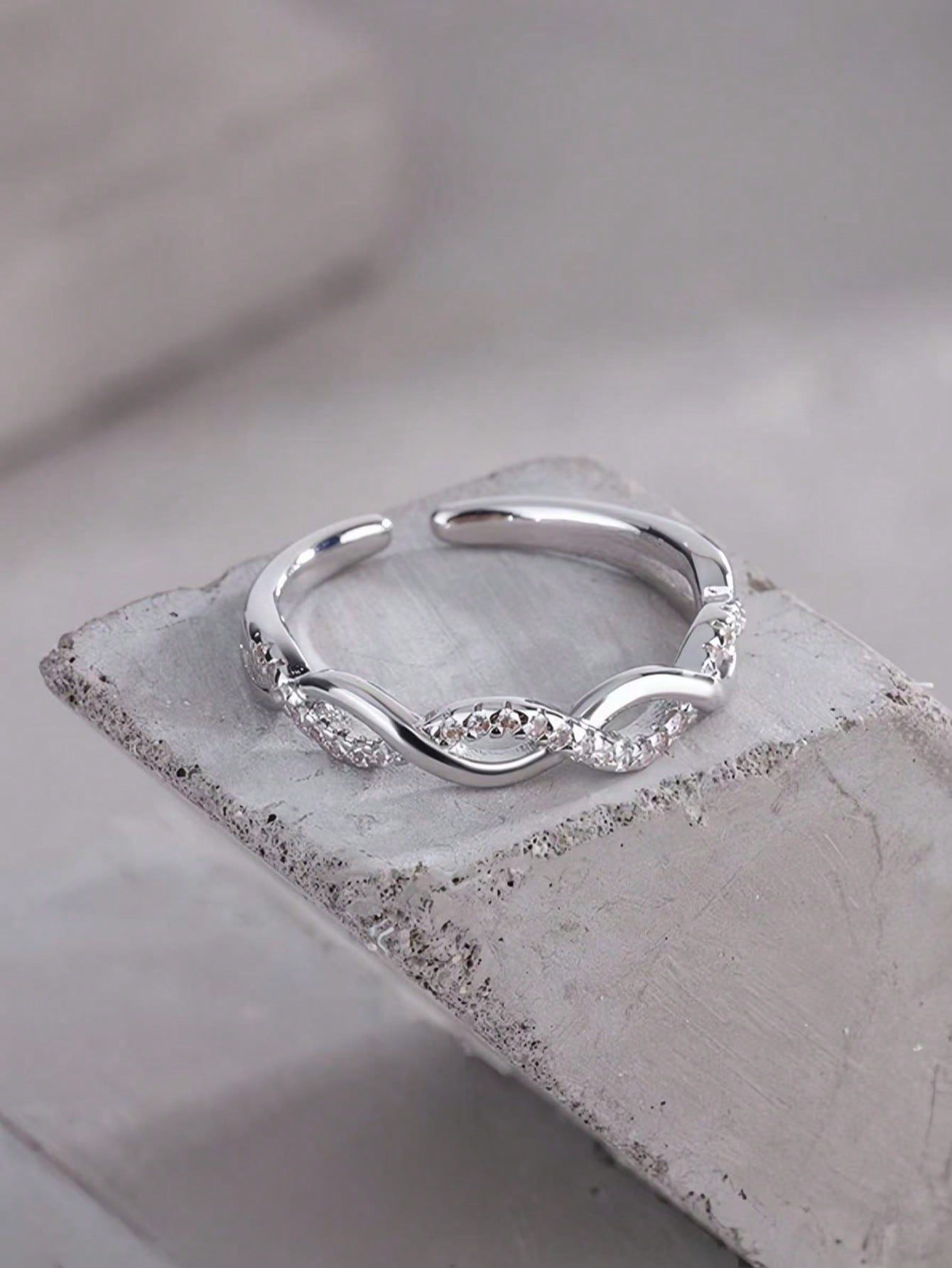 Adjustable opening, womens cross ring inlaid with exquisite zircon, fashionable and versatile, is an ideal gift for friends.