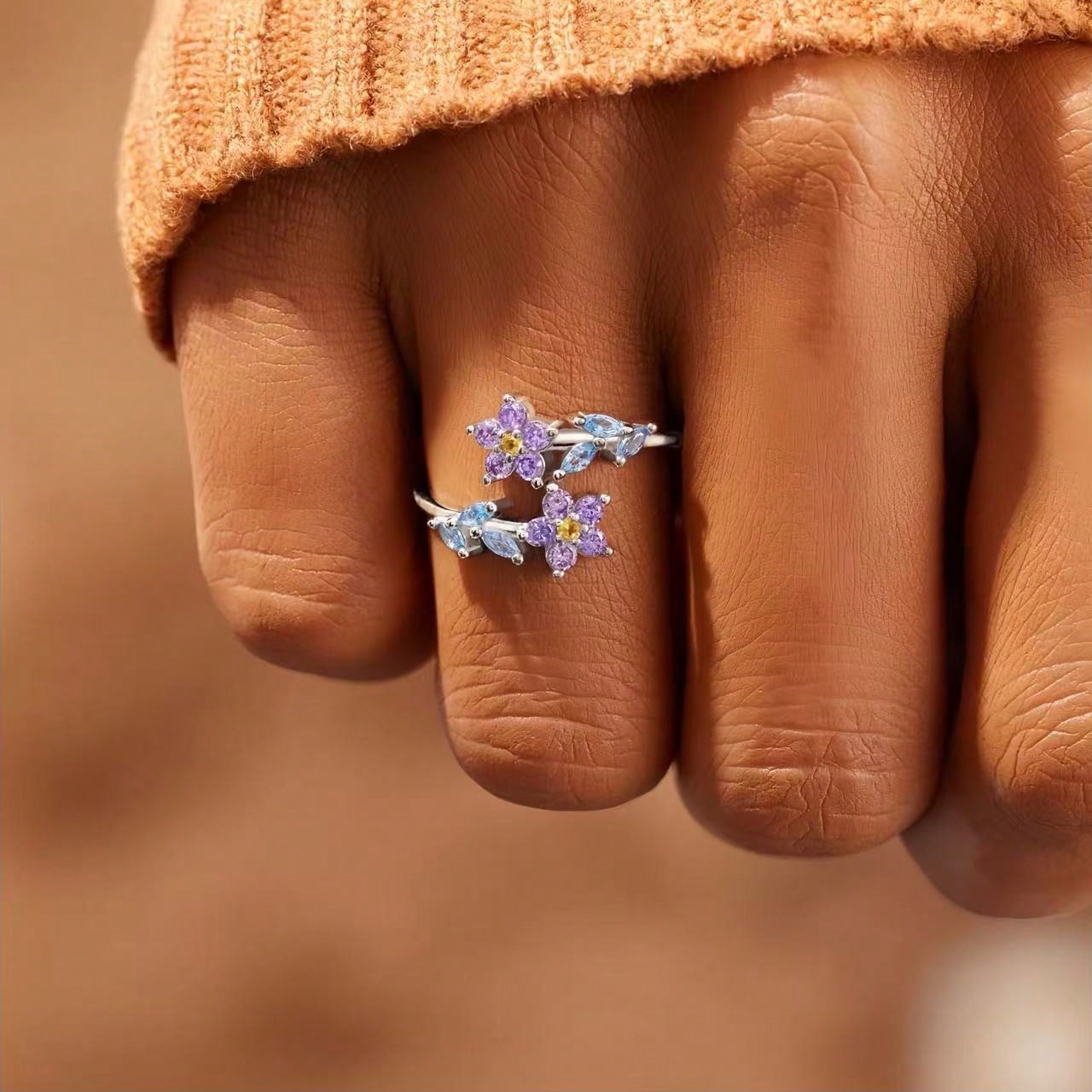 Simple flower and leaf ring, fashionable electroplated silver material, lady ring finger ring, Mothers Day gift, suitable for daily wear