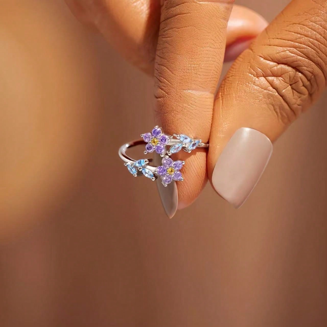 Simple flower and leaf ring, fashionable electroplated silver material, lady ring finger ring, Mothers Day gift, suitable for daily wear