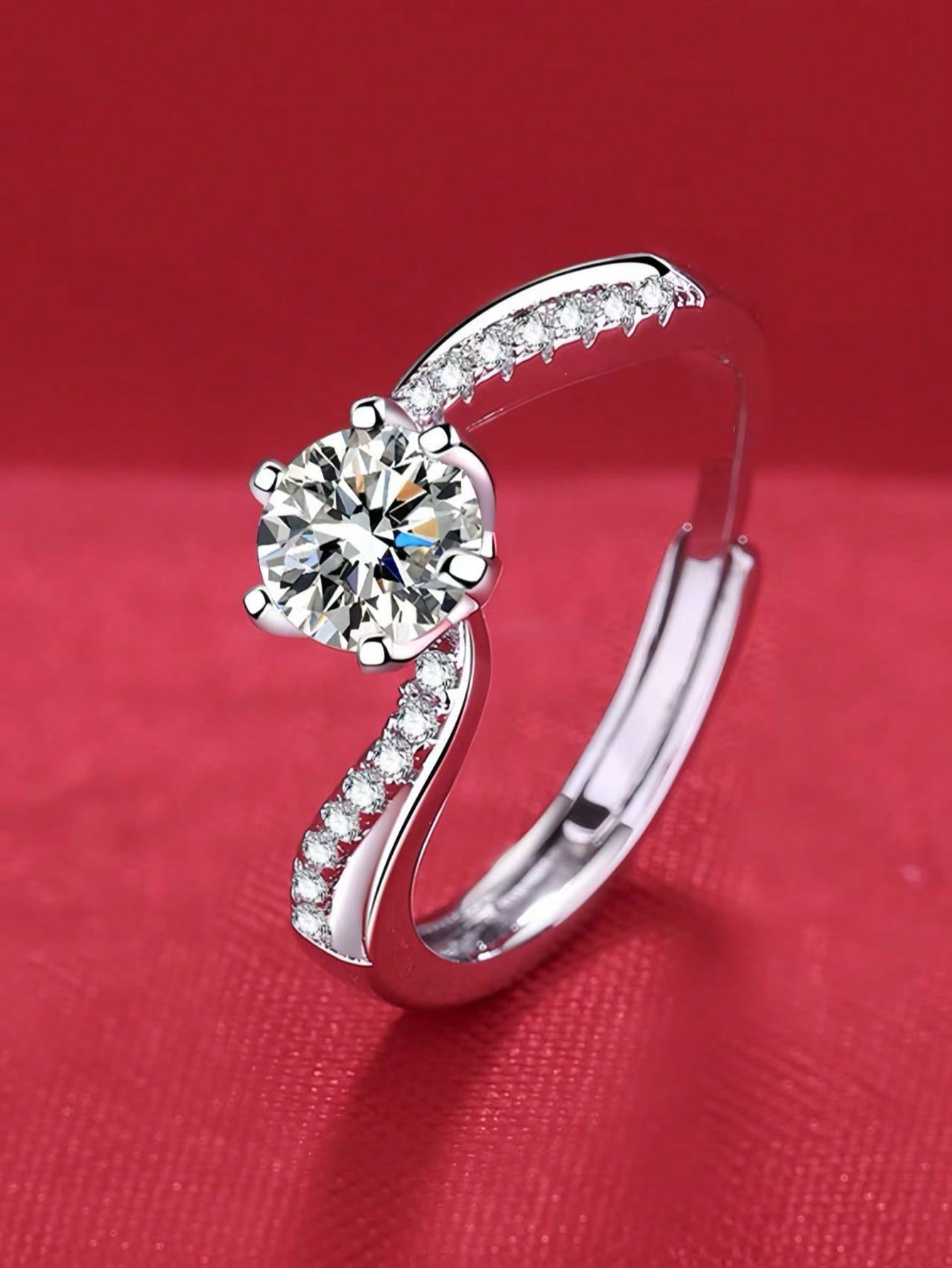 Simple twisting arm six claws zirconia one carat silver ring, ladies diamond ring, suitable for friends to wear every day