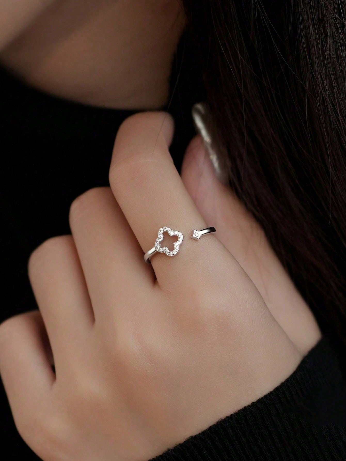 and unique cubic zirconia inlaid open four-leaf clover ring, suitable as a gift for women, also suitable for daily wear.