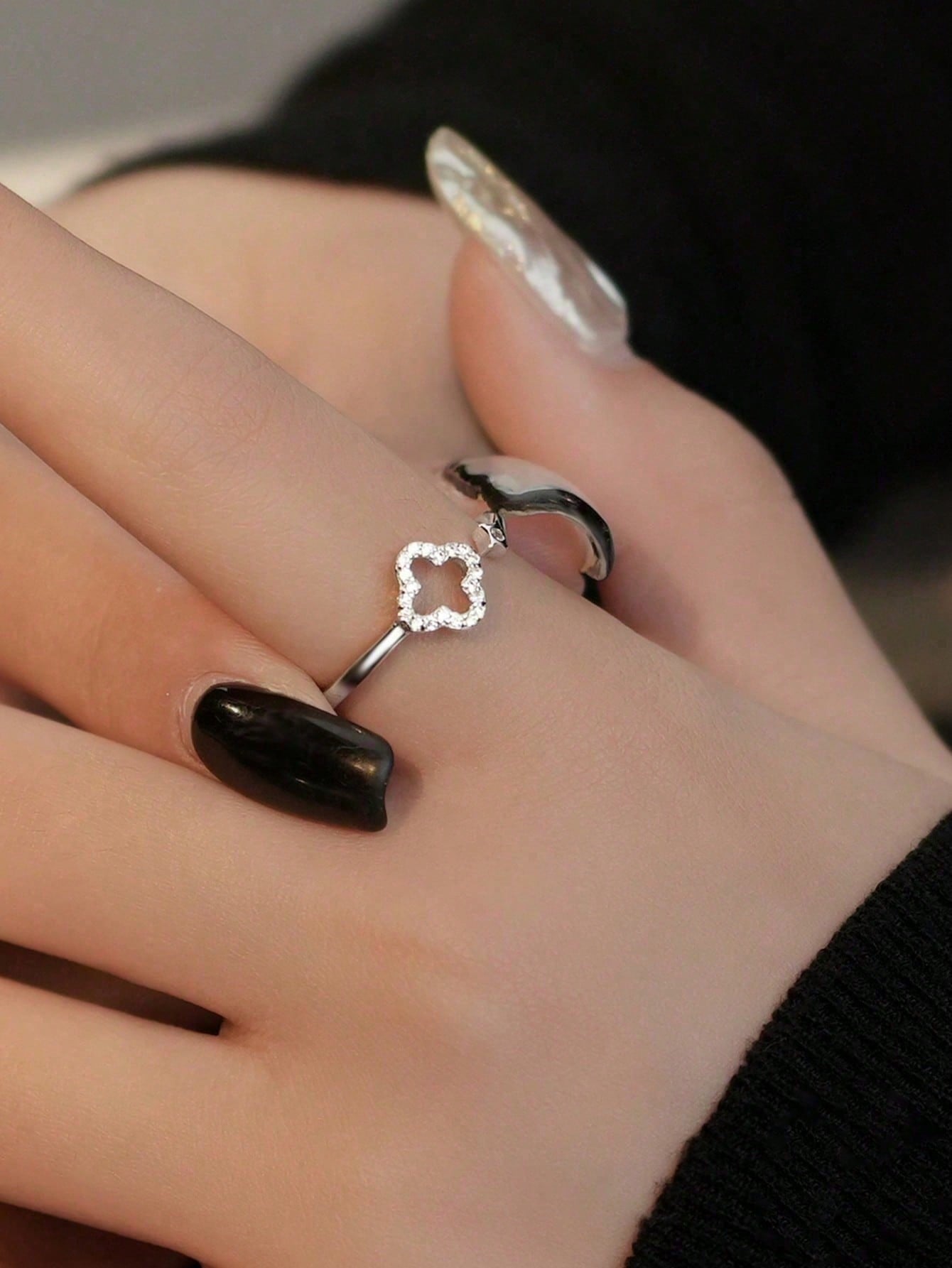 and unique cubic zirconia inlaid open four-leaf clover ring, suitable as a gift for women, also suitable for daily wear.