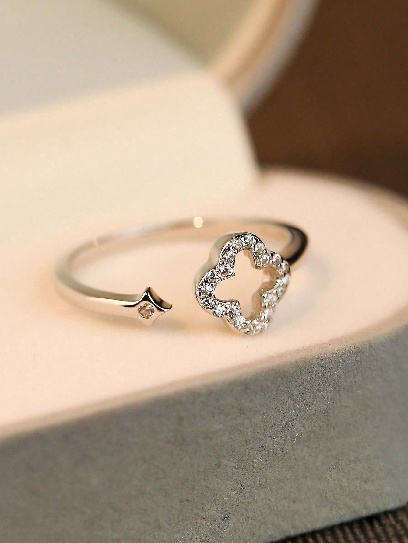and unique cubic zirconia inlaid open four-leaf clover ring, suitable as a gift for women, also suitable for daily wear.