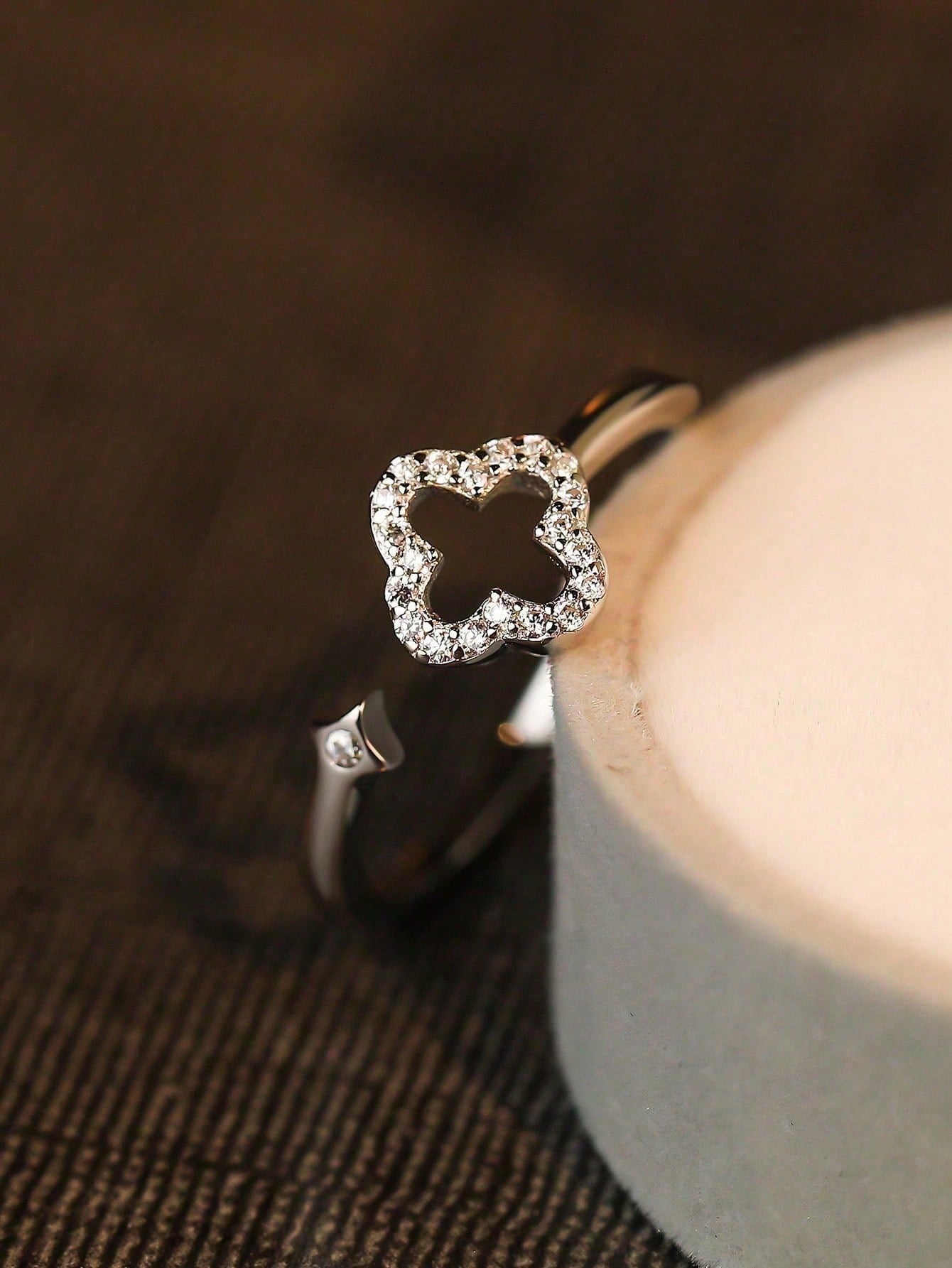 and unique cubic zirconia inlaid open four-leaf clover ring, suitable as a gift for women, also suitable for daily wear.