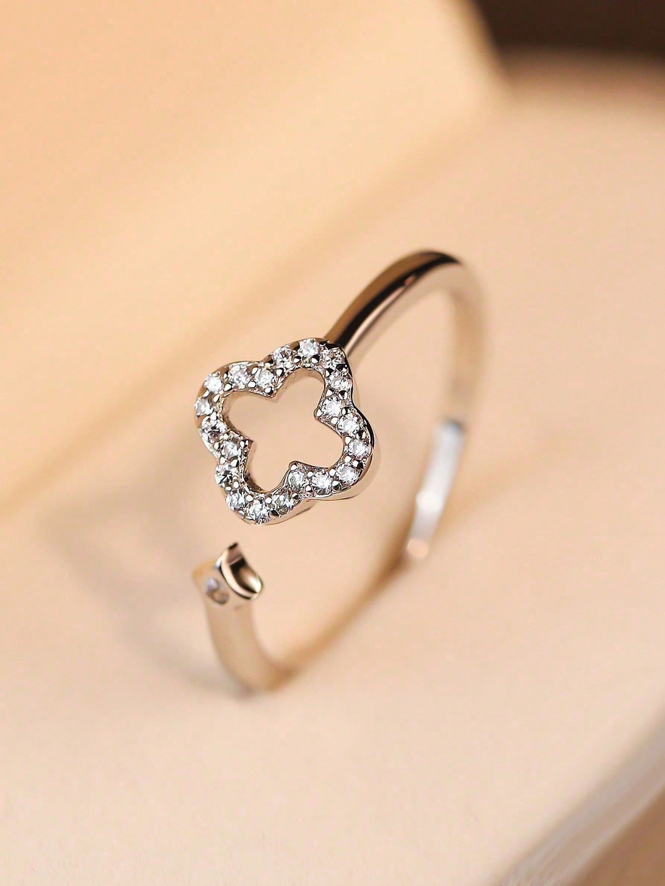 and unique cubic zirconia inlaid open four-leaf clover ring, suitable as a gift for women, also suitable for daily wear.