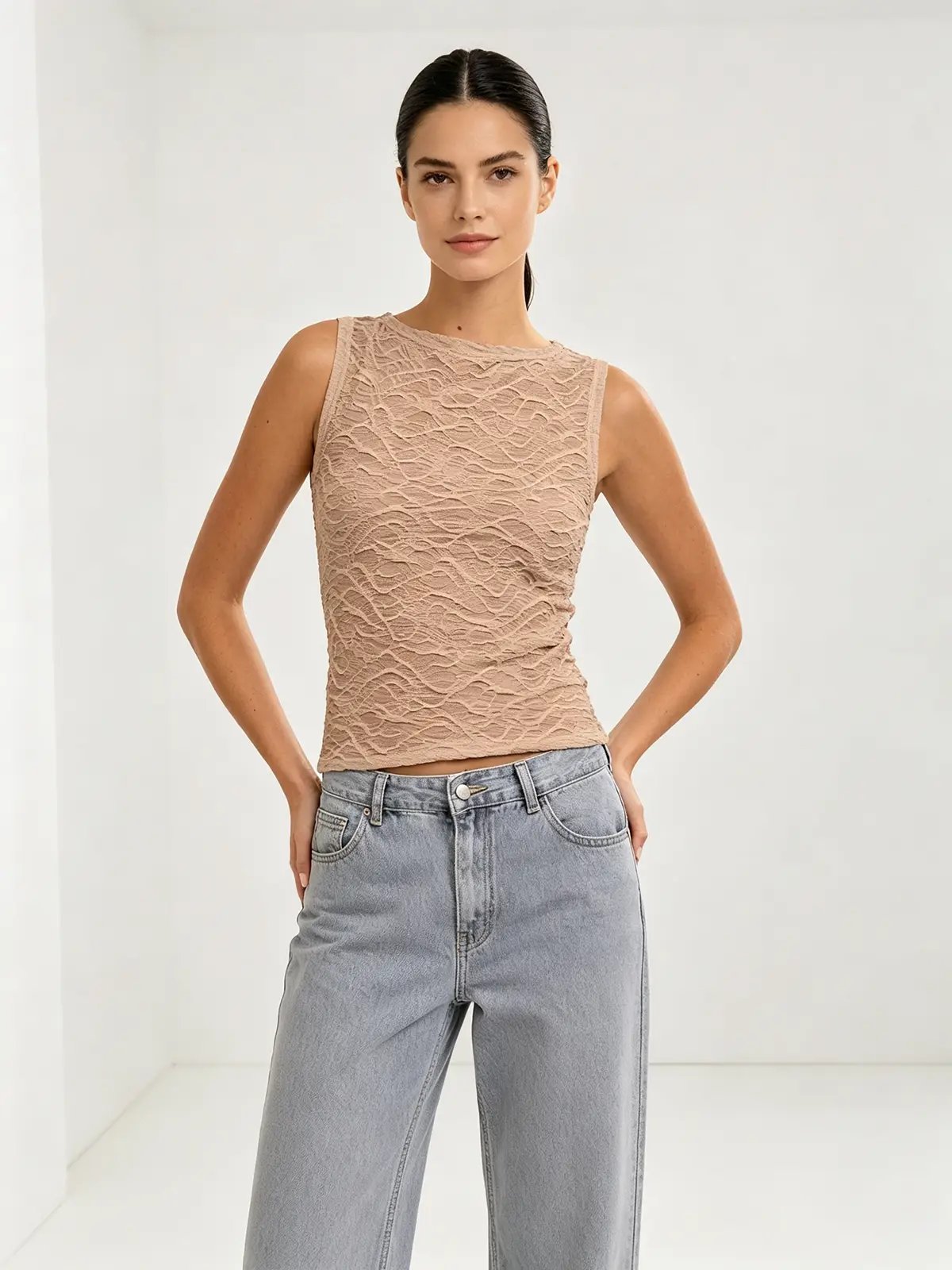 بلوزة بني كوفي بلا أكمام وياقة قارب وتفاصيل بارزة الملمس