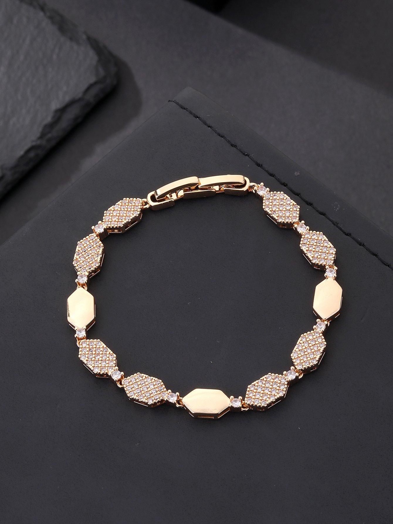 Gold honeycomb-shaped diamond ring set with super-shiny cubic zirconia, suitable for wearing to parties and dinners