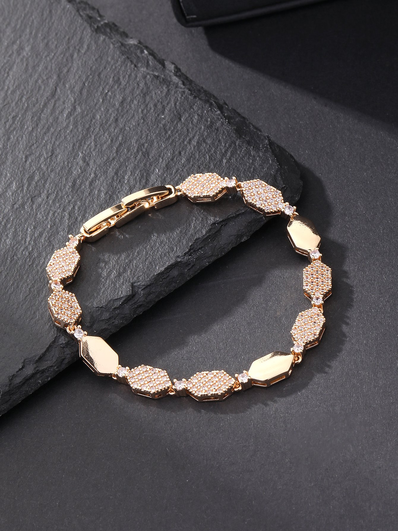 Gold honeycomb-shaped diamond ring set with super-shiny cubic zirconia, suitable for wearing to parties and dinners