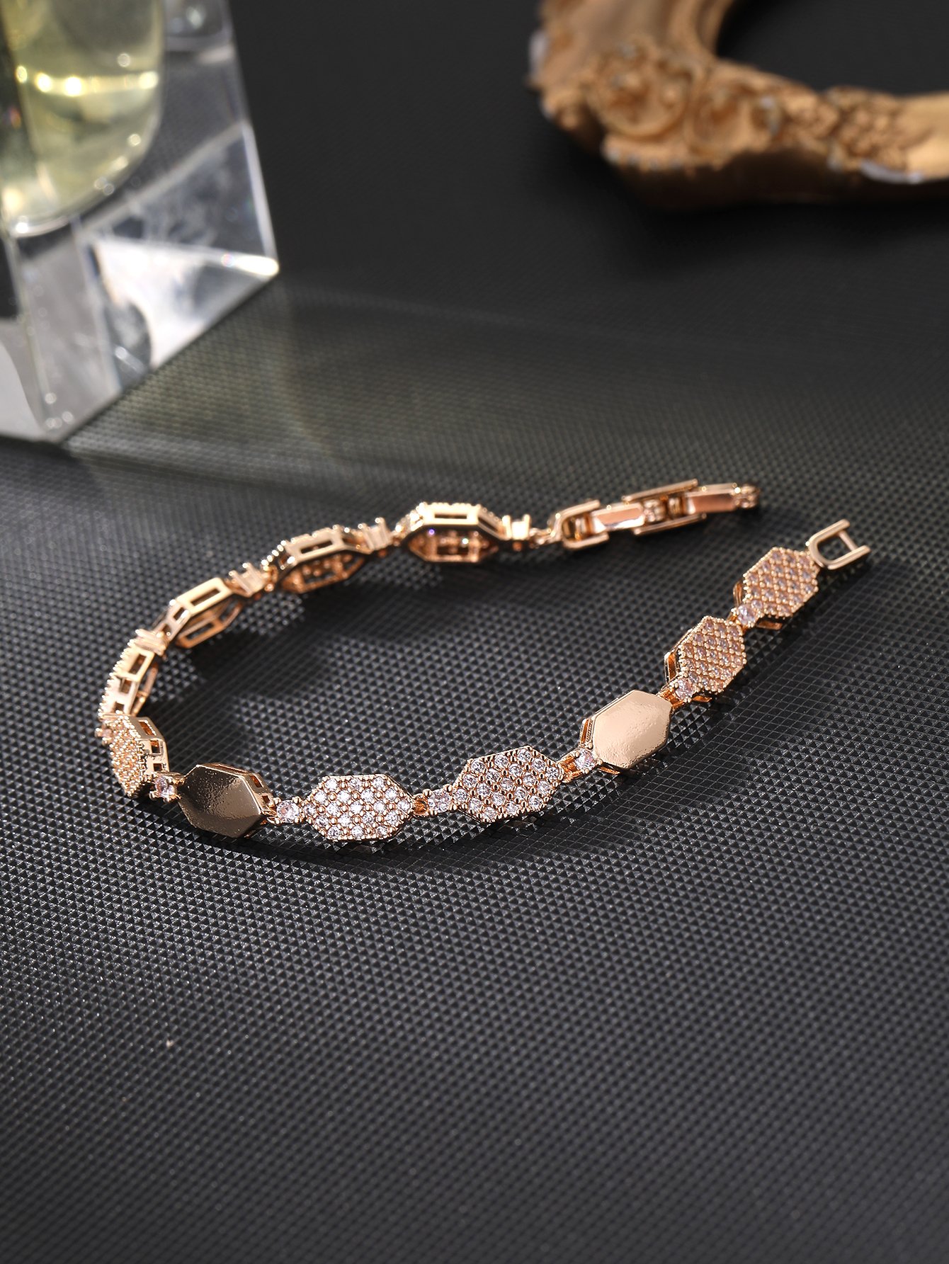 Gold honeycomb-shaped diamond ring set with super-shiny cubic zirconia, suitable for wearing to parties and dinners