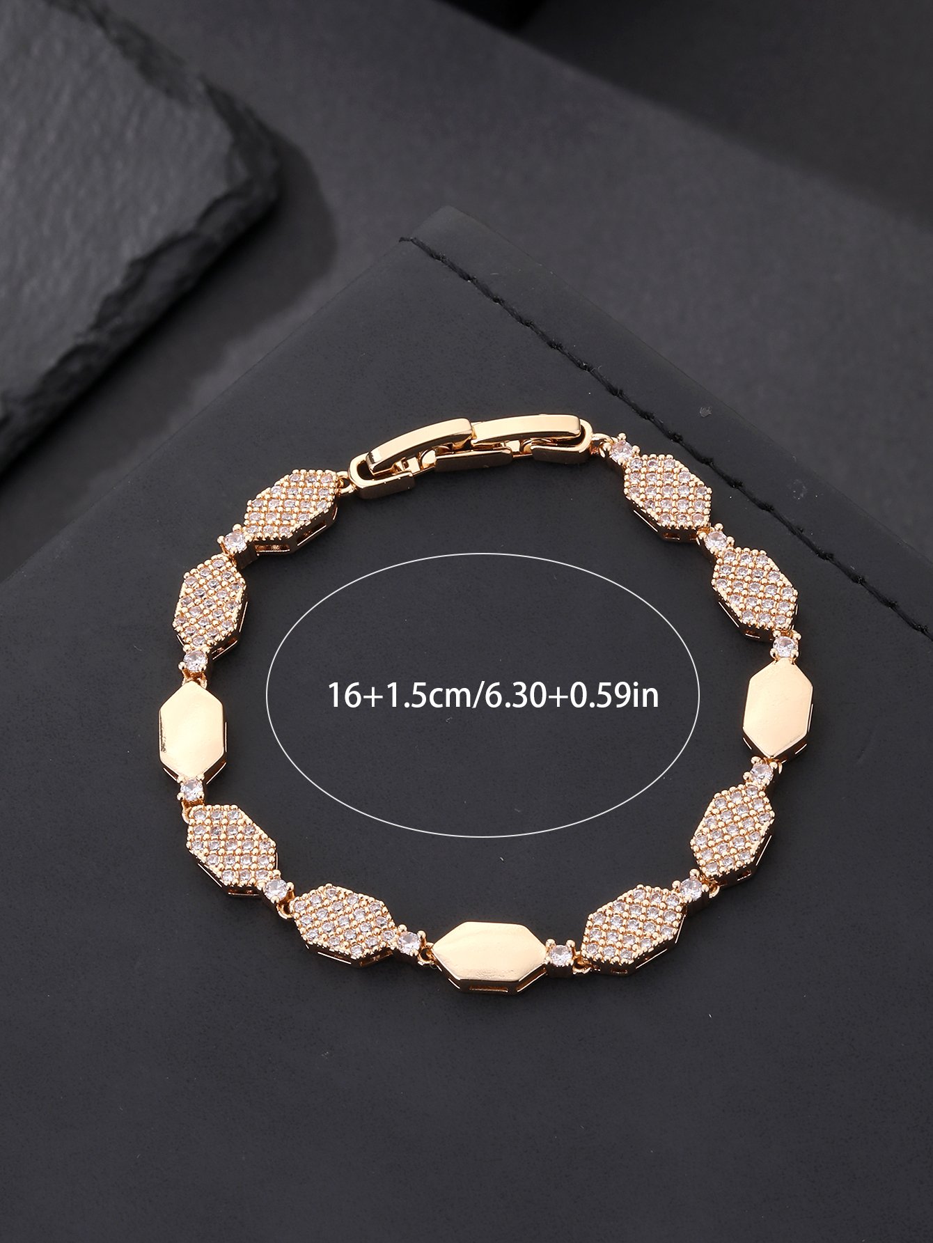 Gold honeycomb-shaped diamond ring set with super-shiny cubic zirconia, suitable for wearing to parties and dinners