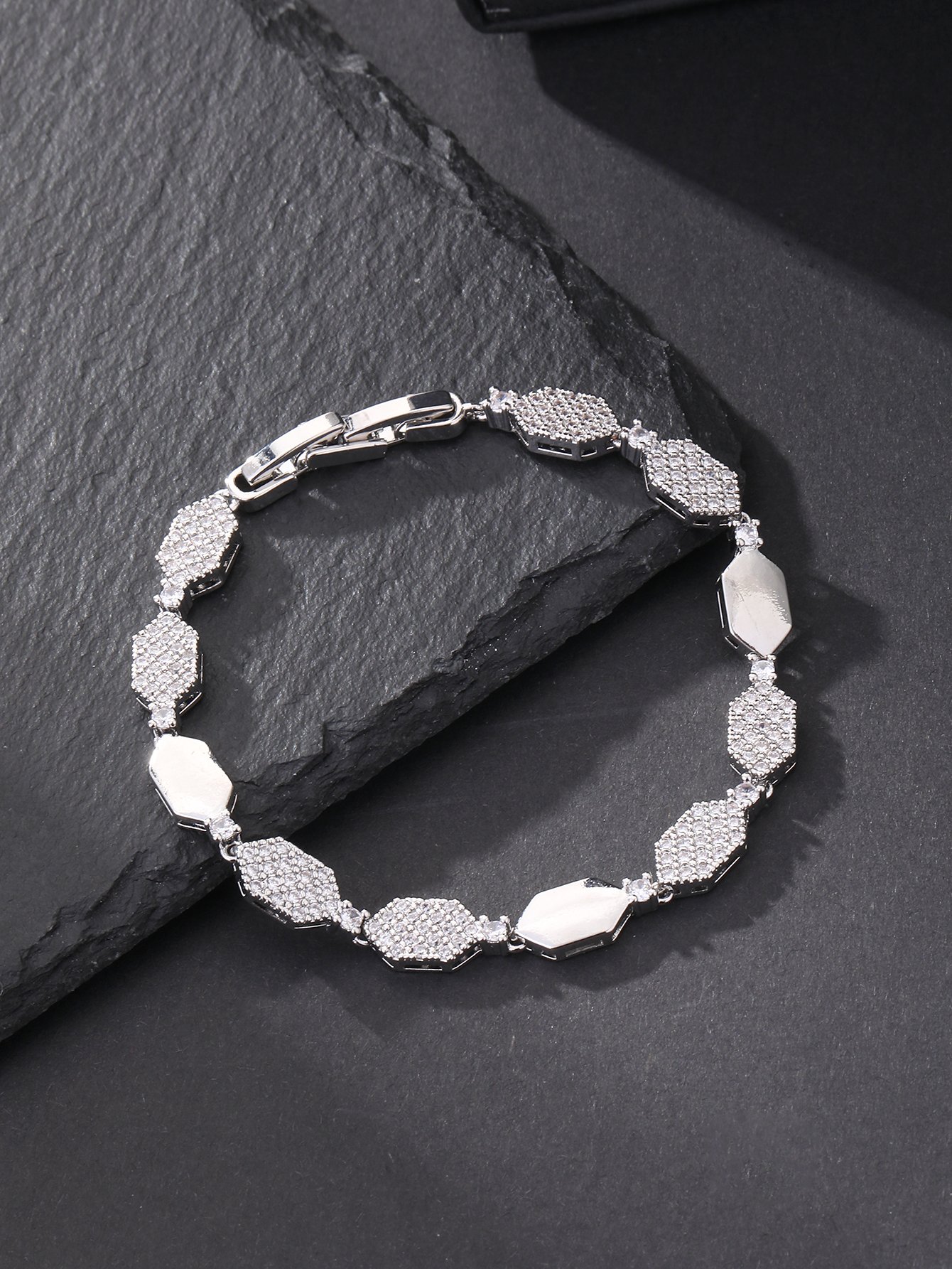 Silver honeycomb-shaped diamond ring set with super-shiny cubic zirconia, suitable for wearing to parties and dinners