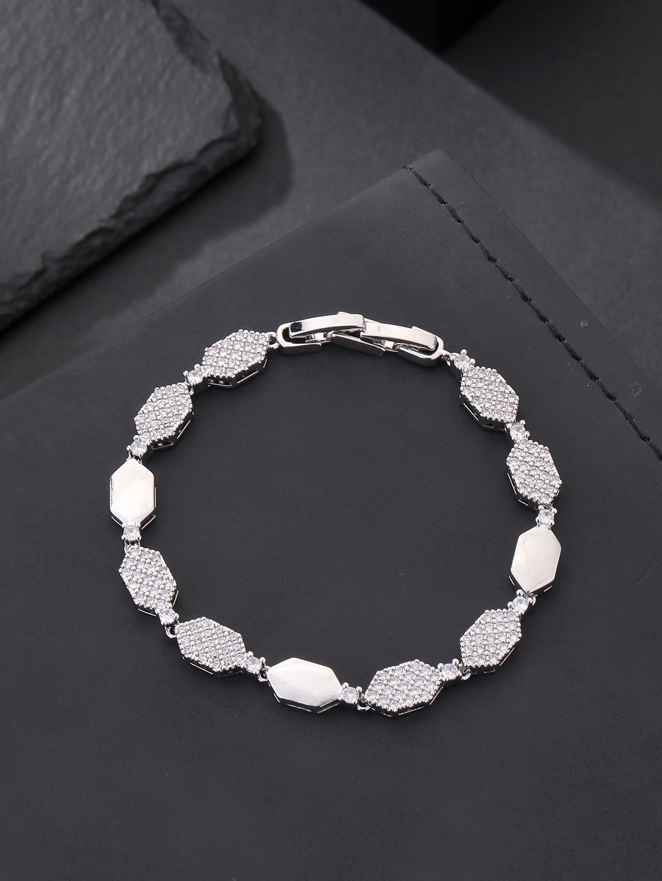 Silver honeycomb-shaped diamond ring set with super-shiny cubic zirconia, suitable for wearing to parties and dinners