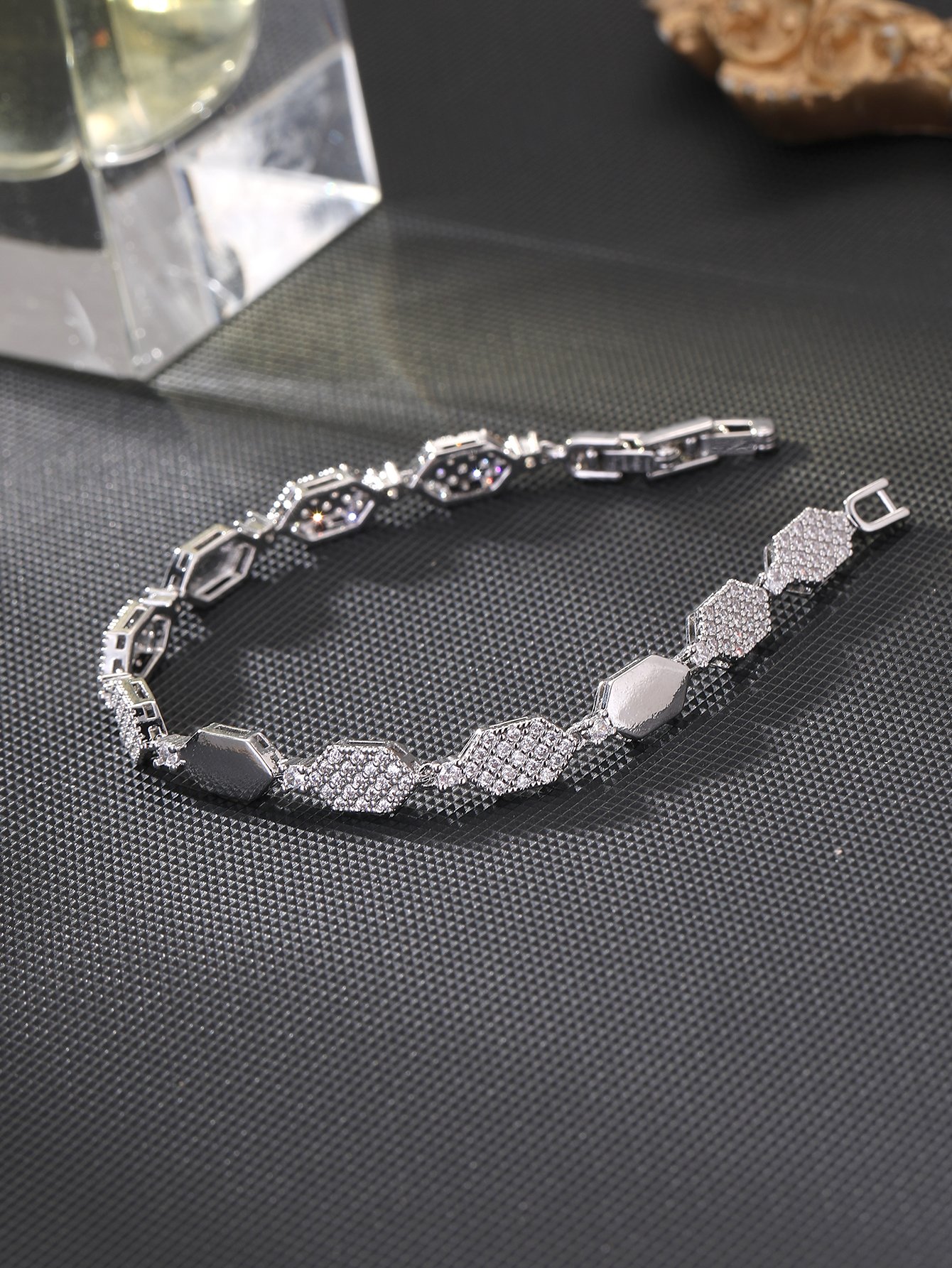 Silver honeycomb-shaped diamond ring set with super-shiny cubic zirconia, suitable for wearing to parties and dinners