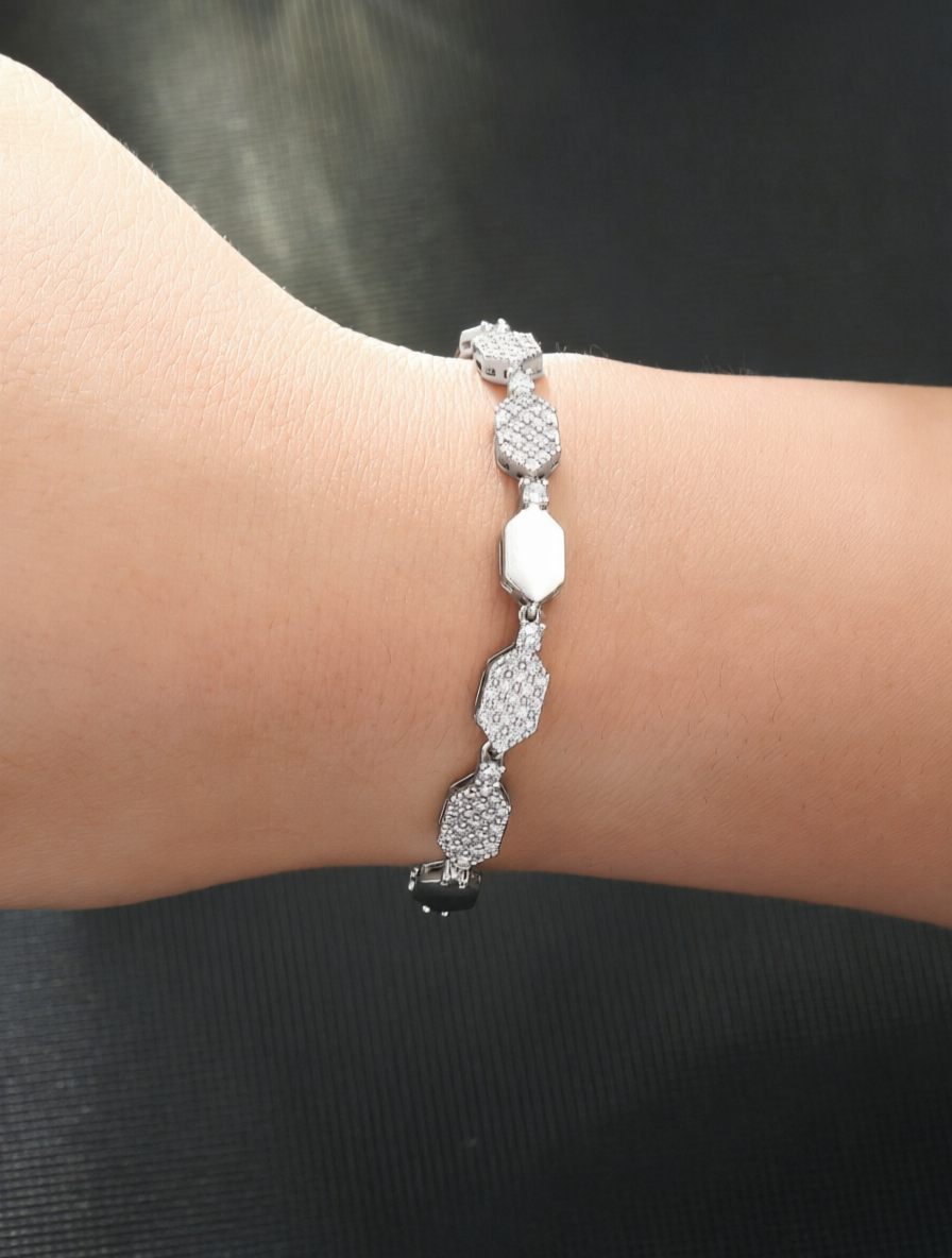 Silver honeycomb-shaped diamond ring set with super-shiny cubic zirconia, suitable for wearing to parties and dinners