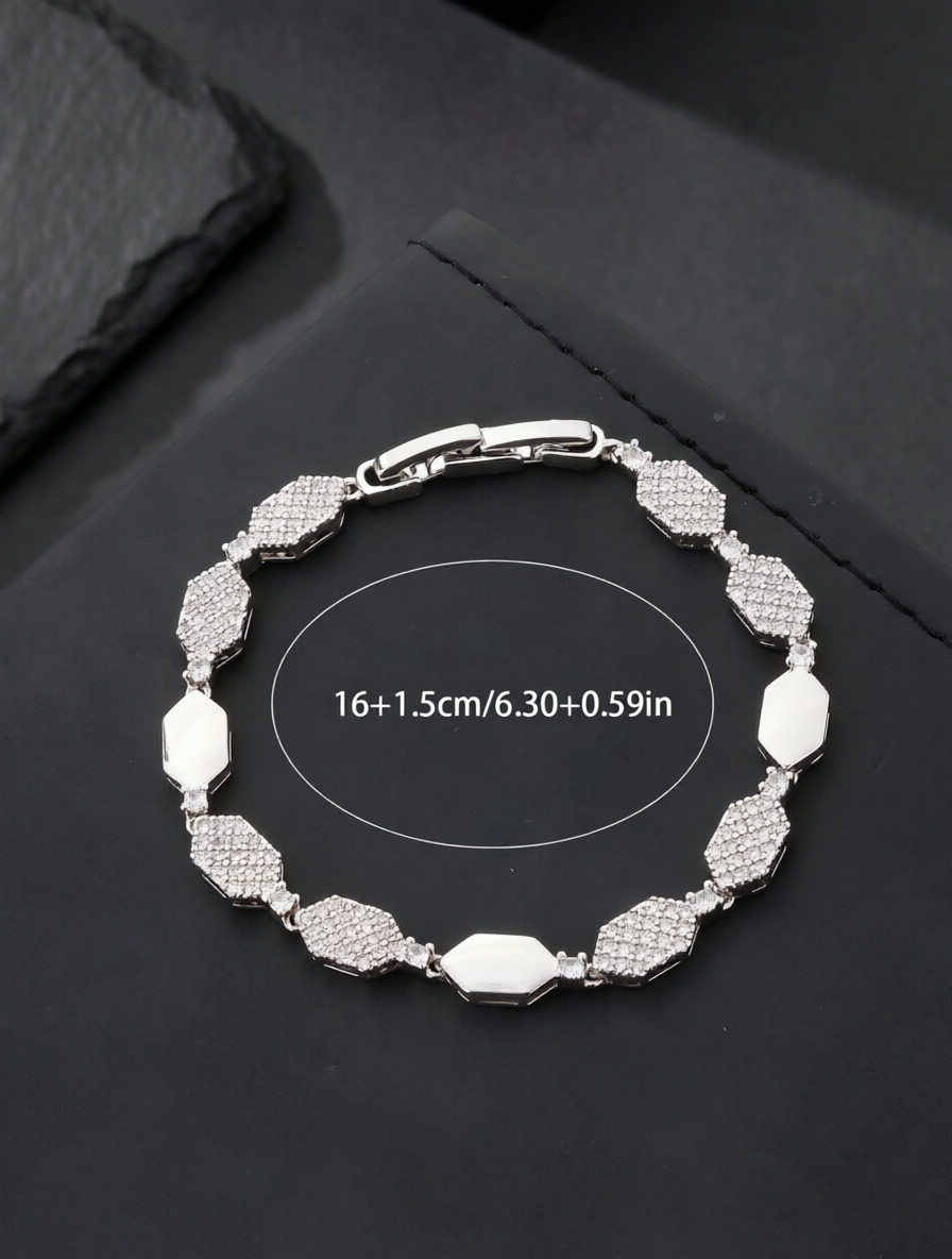 Silver honeycomb-shaped diamond ring set with super-shiny cubic zirconia, suitable for wearing to parties and dinners