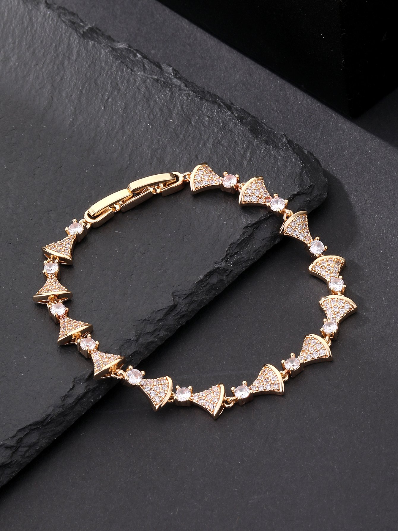 Gold fan-shaped pendant set with super-shiny cubic zirconia, suitable for wearing to parties and dinners