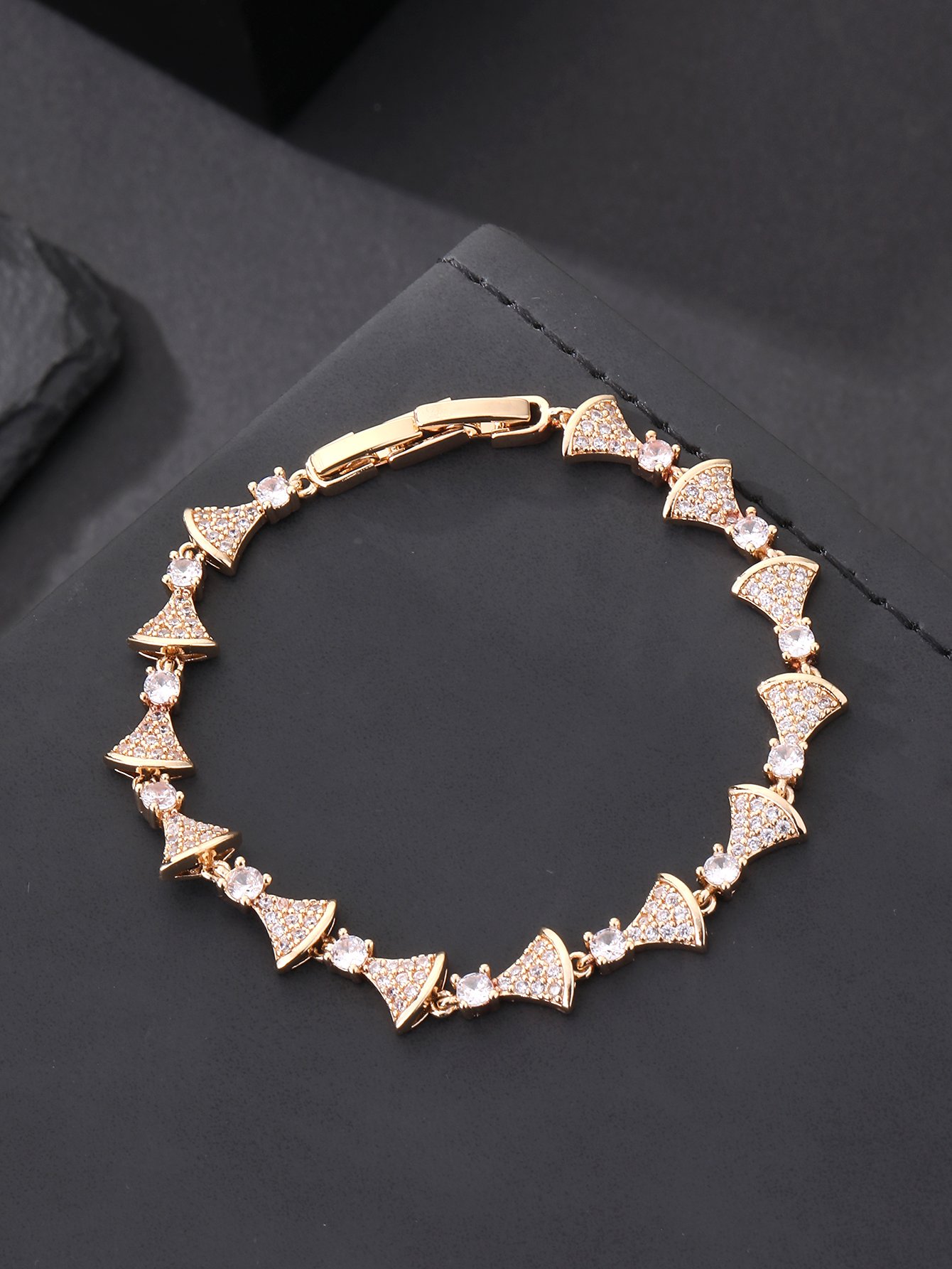 Gold fan-shaped pendant set with super-shiny cubic zirconia, suitable for wearing to parties and dinners