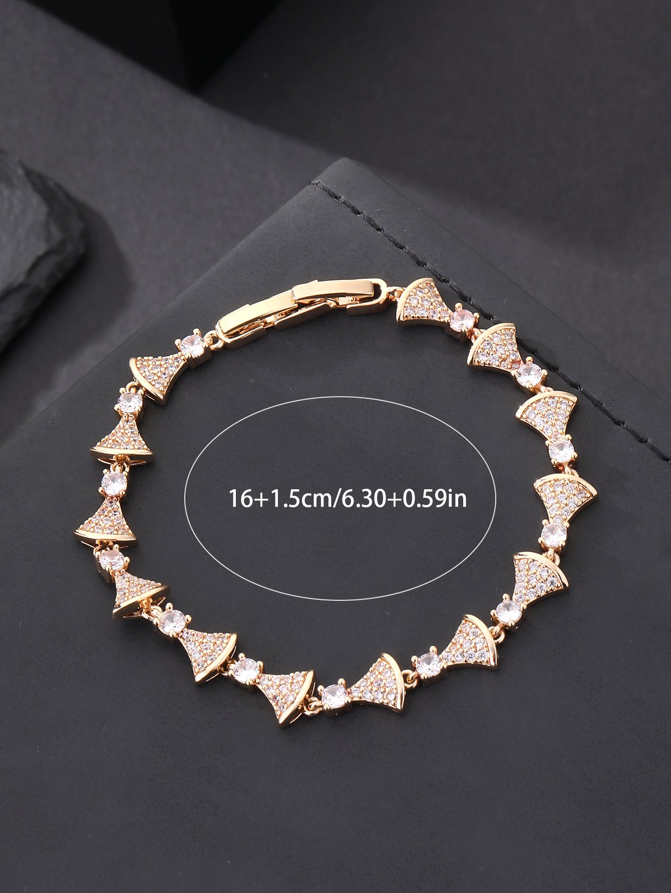 Gold fan-shaped pendant set with super-shiny cubic zirconia, suitable for wearing to parties and dinners