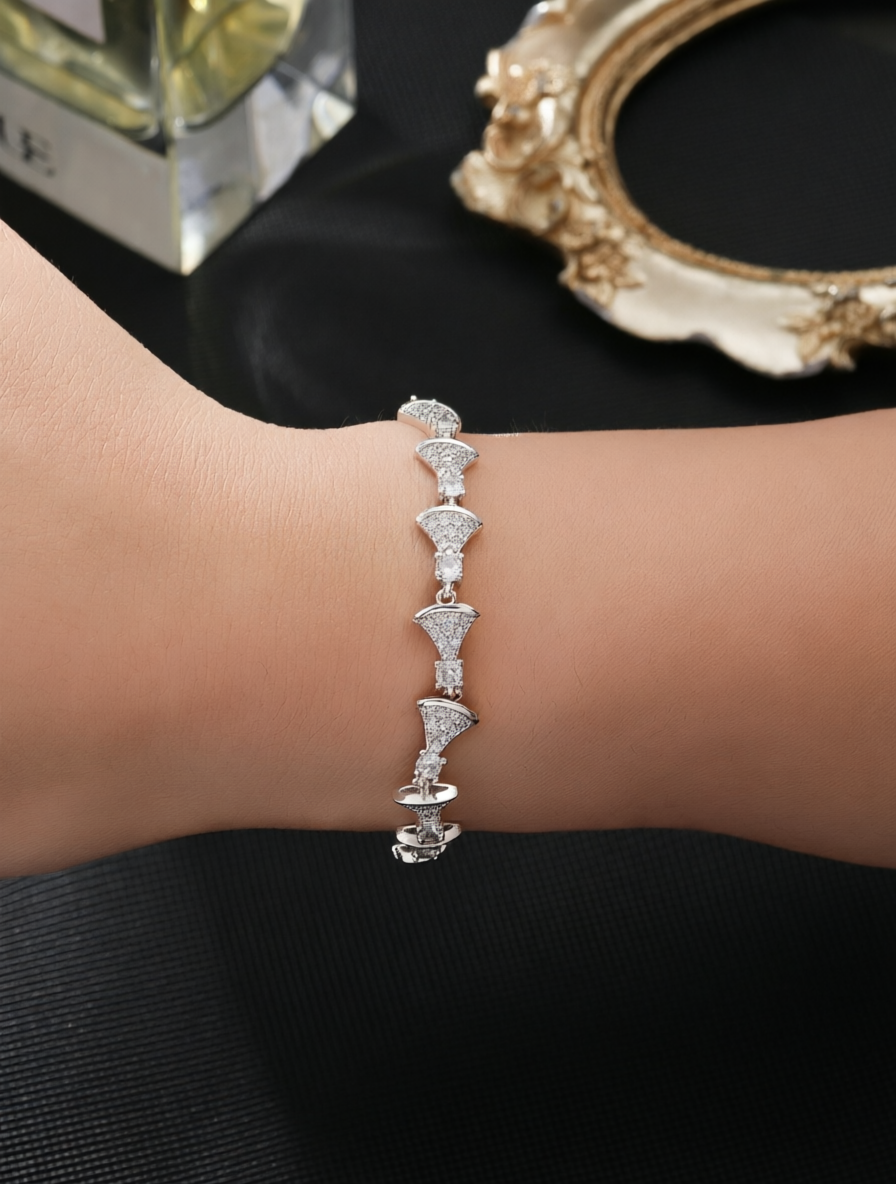 Silver fan-shaped bracelet set with ultra-shiny cubic zirconia, perfect for parties and dinners