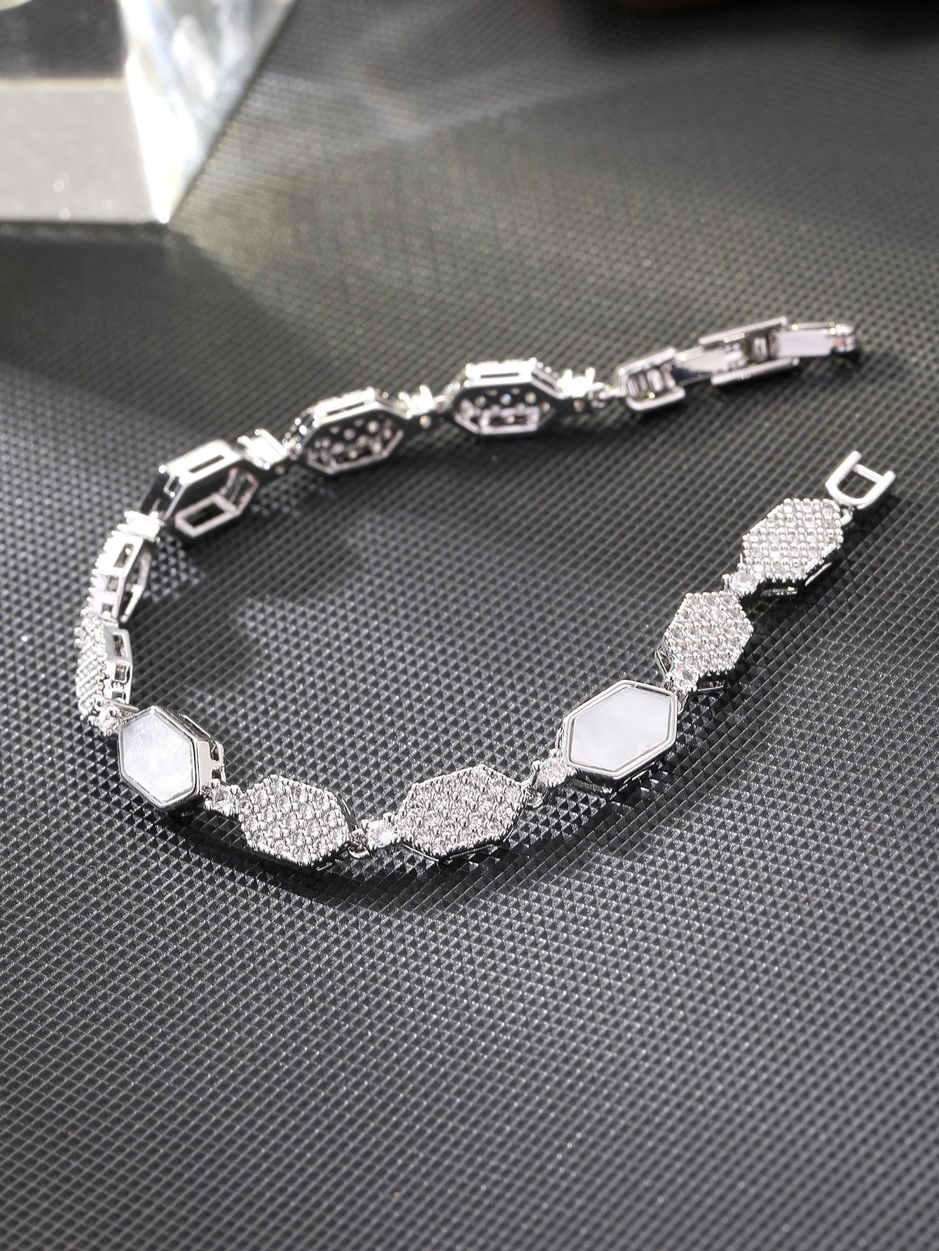 Silver honeycomb diamond-shaped shell inlaid with super-shiny cubic zirconia womens bracelet, perfect for parties and dinners